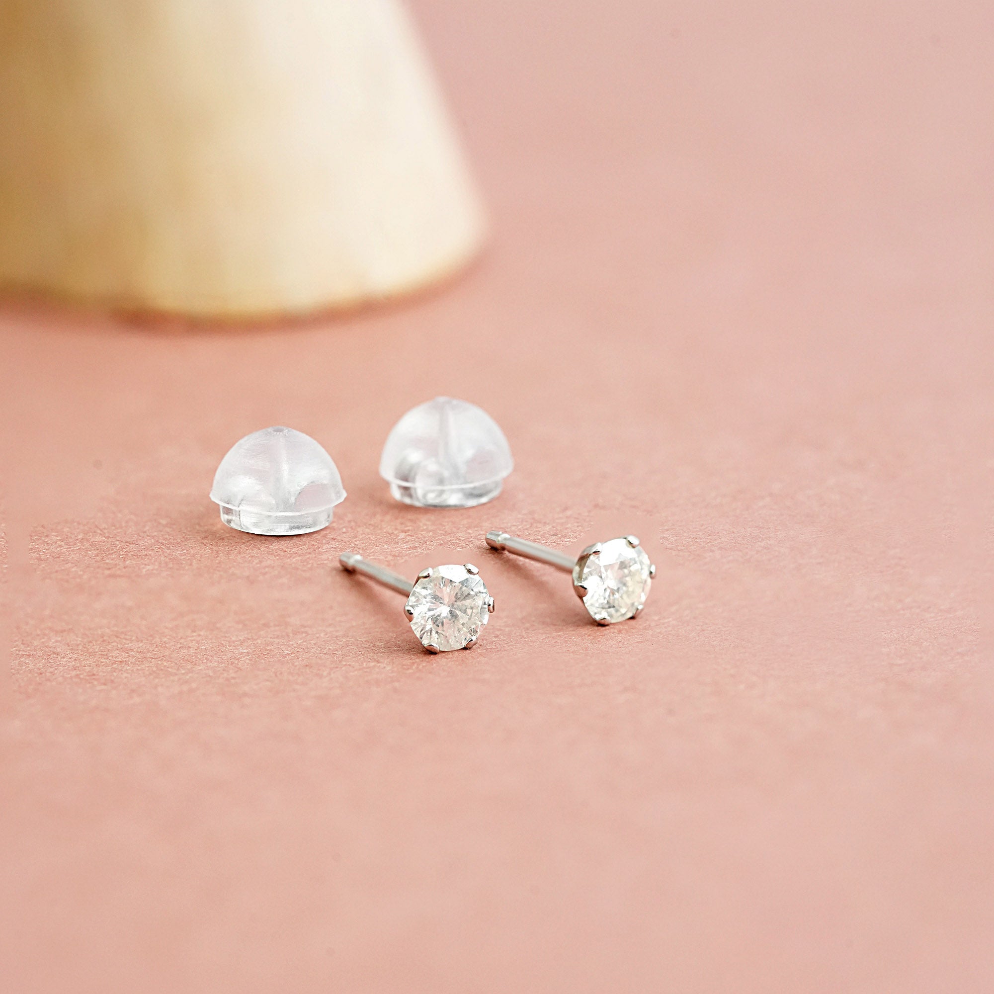 ソリティア スタッド ピアス – PT900、0.20カラット