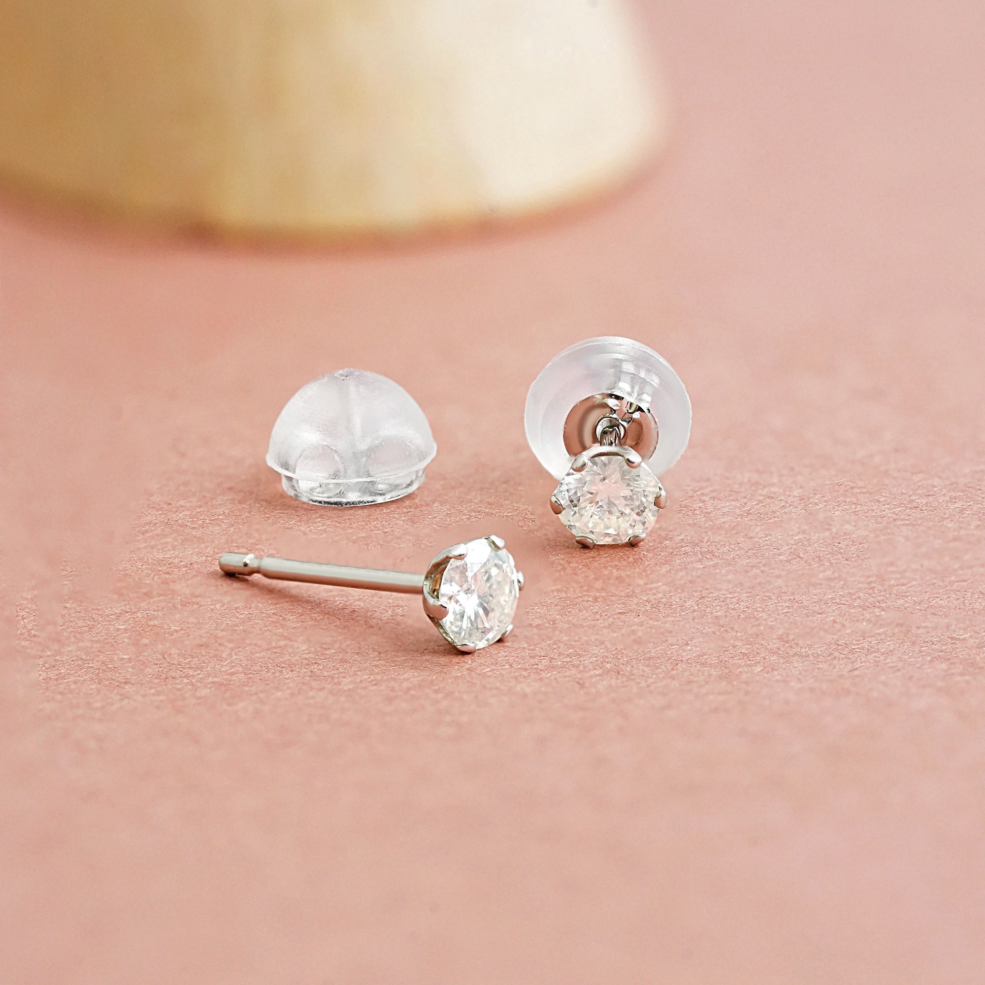 ソリティア スタッド ピアス – PT900、0.20カラット