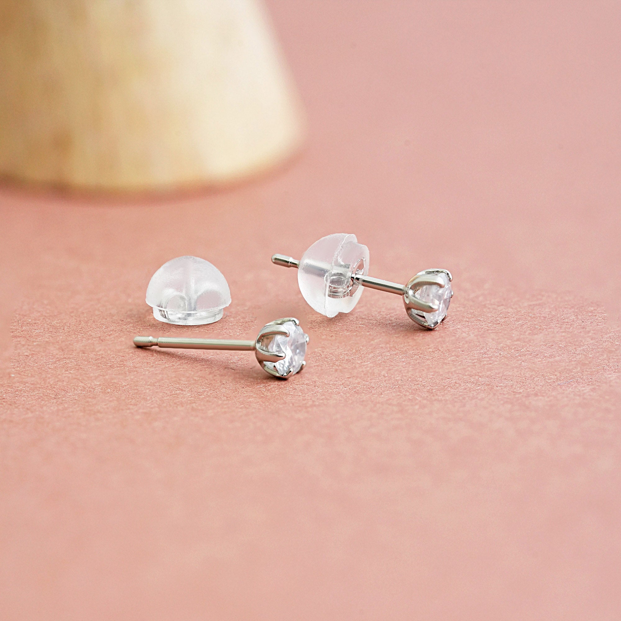 ダイヤモンドスタッドピアス – PT900、0.30カラット