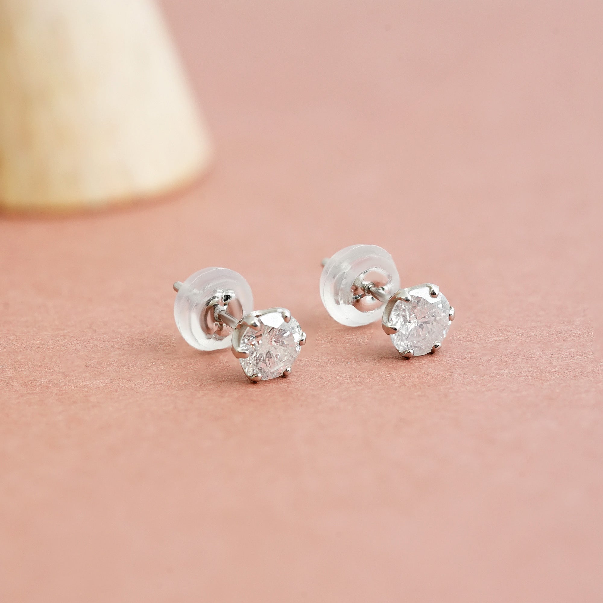 ソリティアスタッドピアス – PT900、0.70カラット