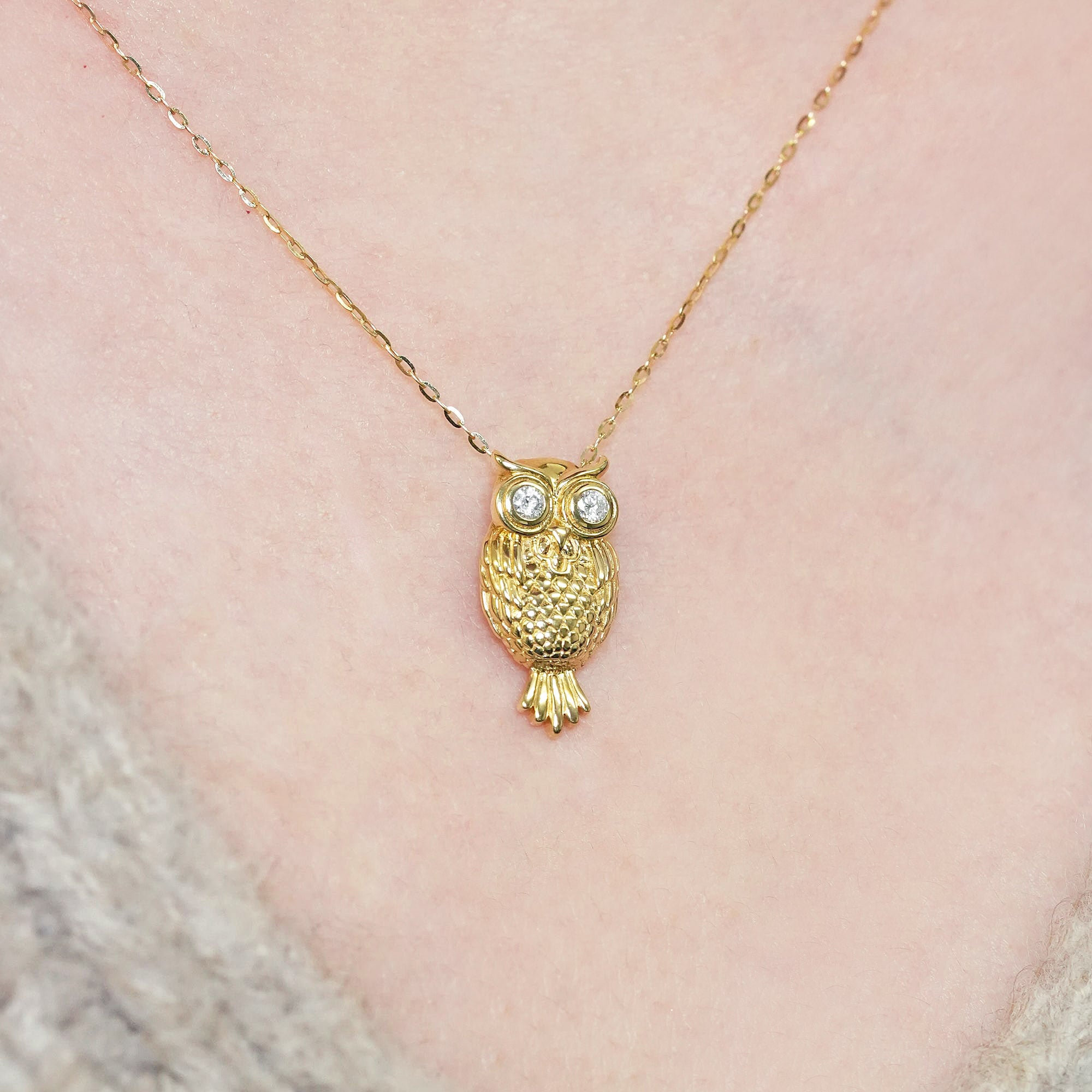 フクロウ ダイヤモンドペンダントヘッド - K18YG、0.06ct (チェーンはオプション)