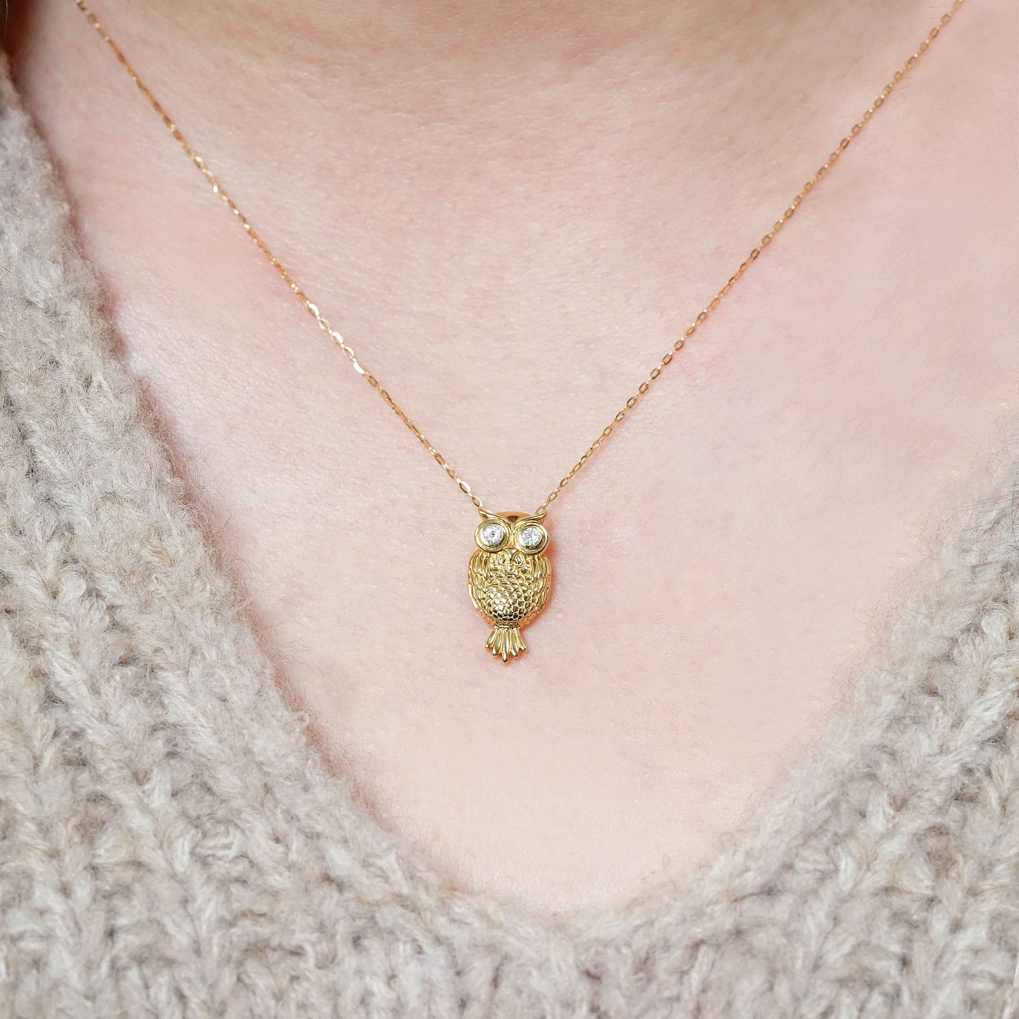 フクロウ ダイヤモンドペンダントヘッド - K18YG、0.06ct (チェーンはオプション)