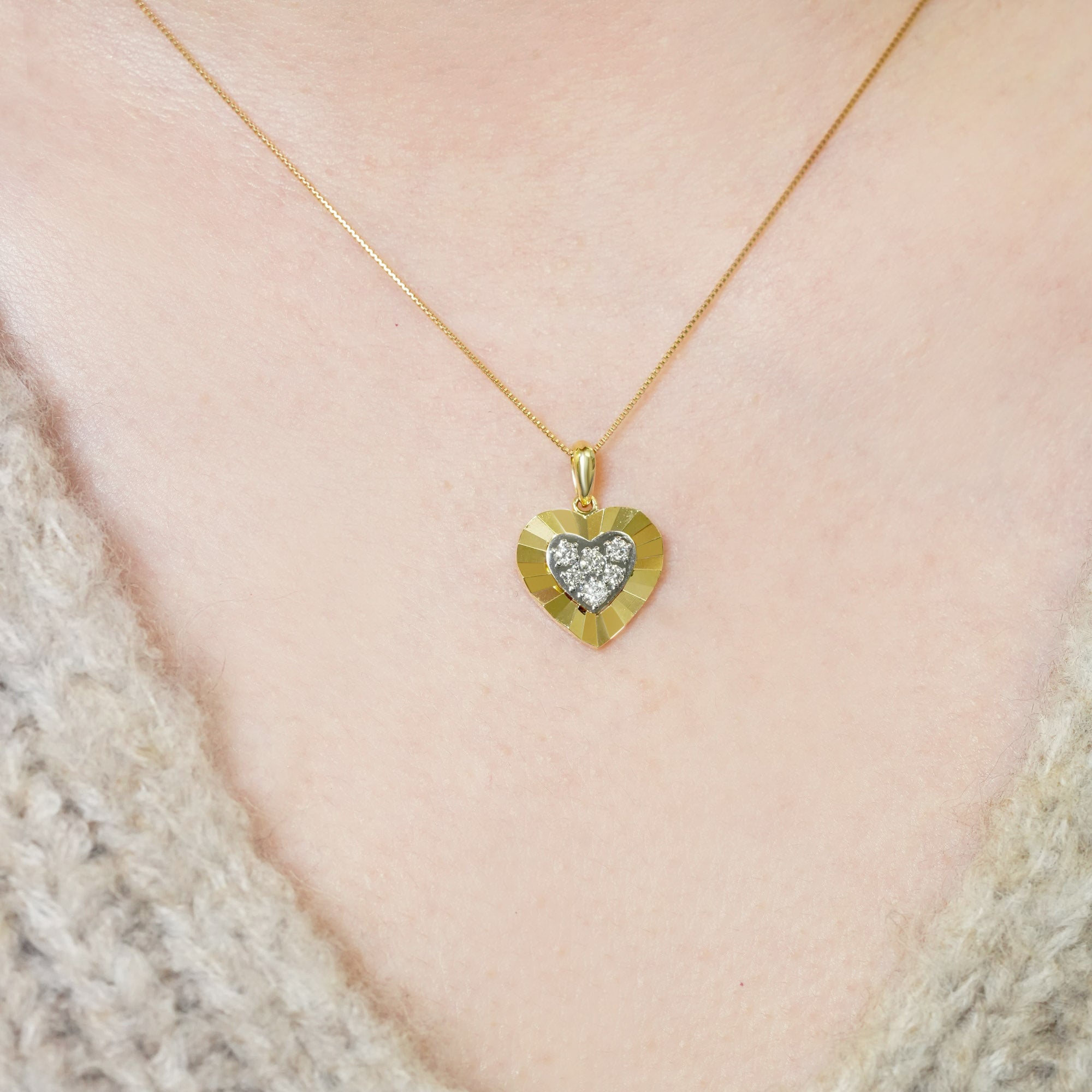 ファセットハート ダイヤモンドペンダントヘッド – K18YG、0.22カラット(チェーンはオプション)