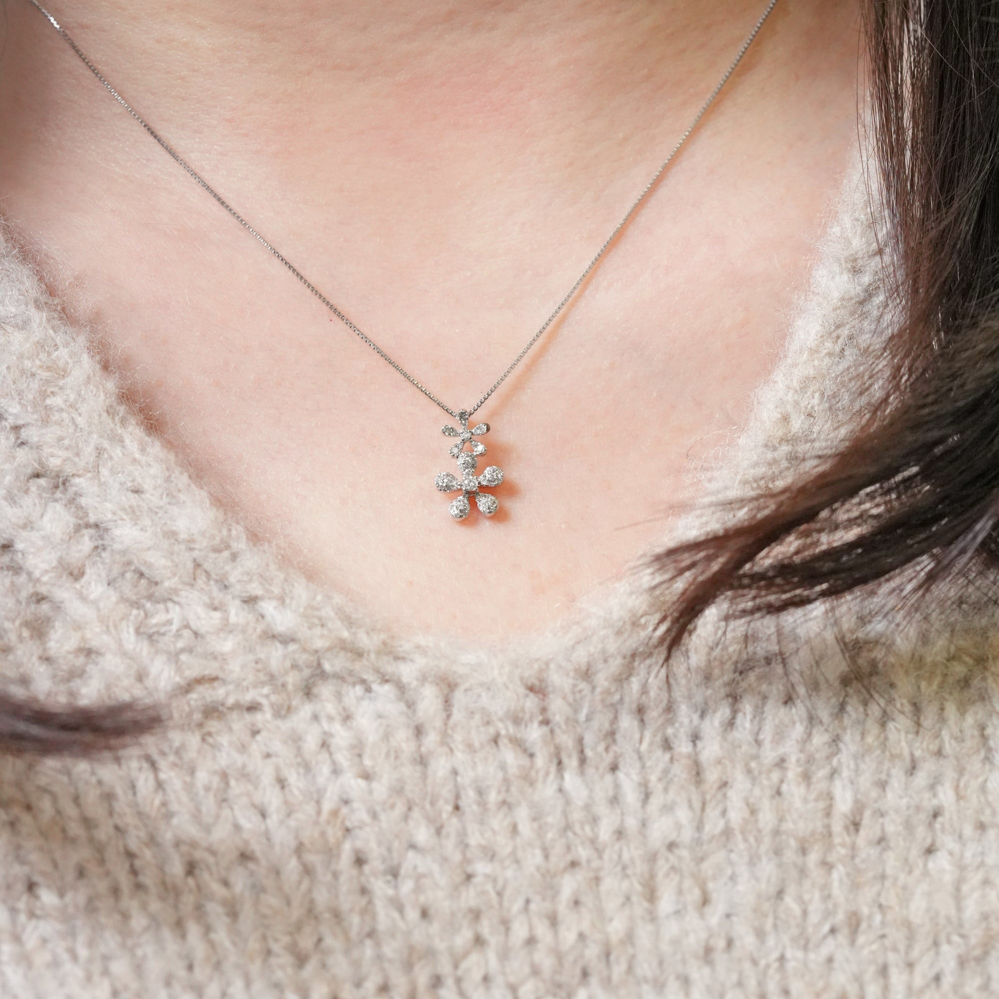 ダブルフラワー ダイヤモンドペンダントヘッド - K18WG、0.20ct (チェーンはオプション)