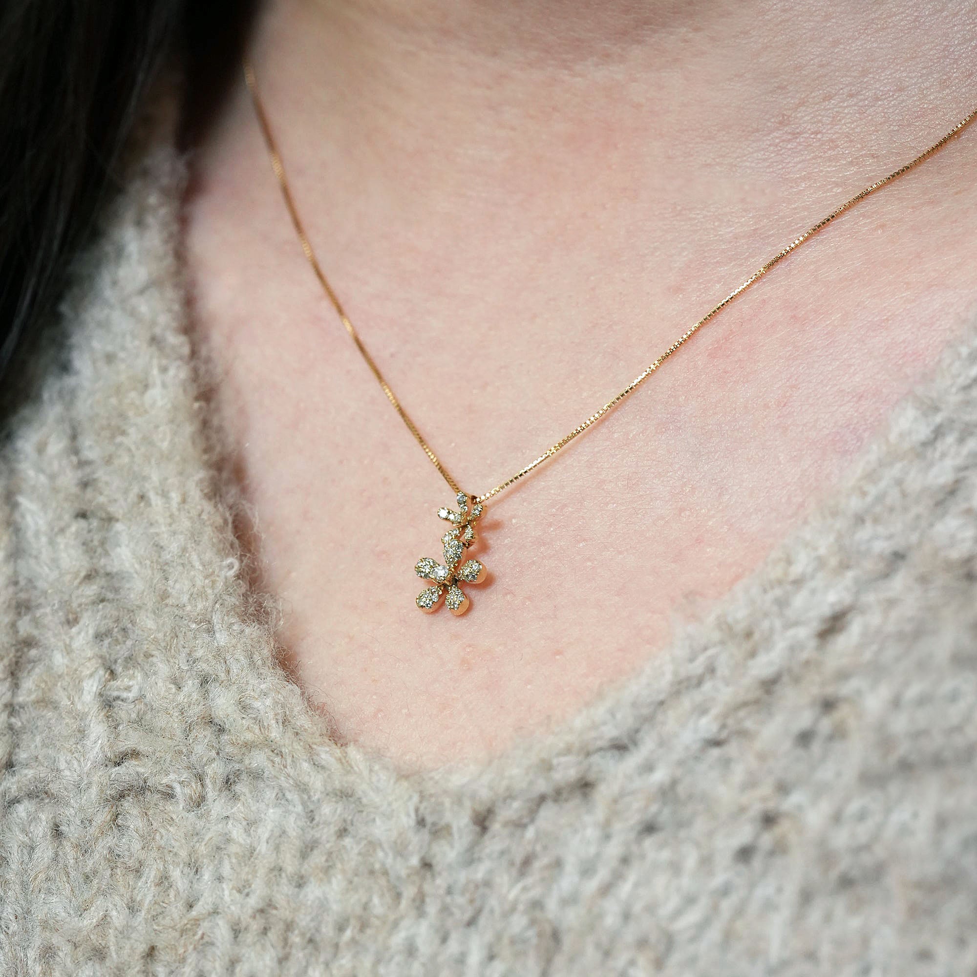 ダブルフラワー ダイヤモンドペンダントヘッド – K18YG、0.20カラット(チェーンはオプション)