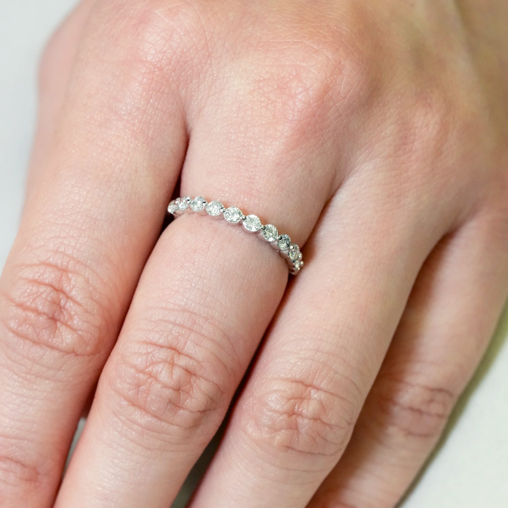 ハーフエタニティ ダイヤモンドリング – K18WG、0.50カラット