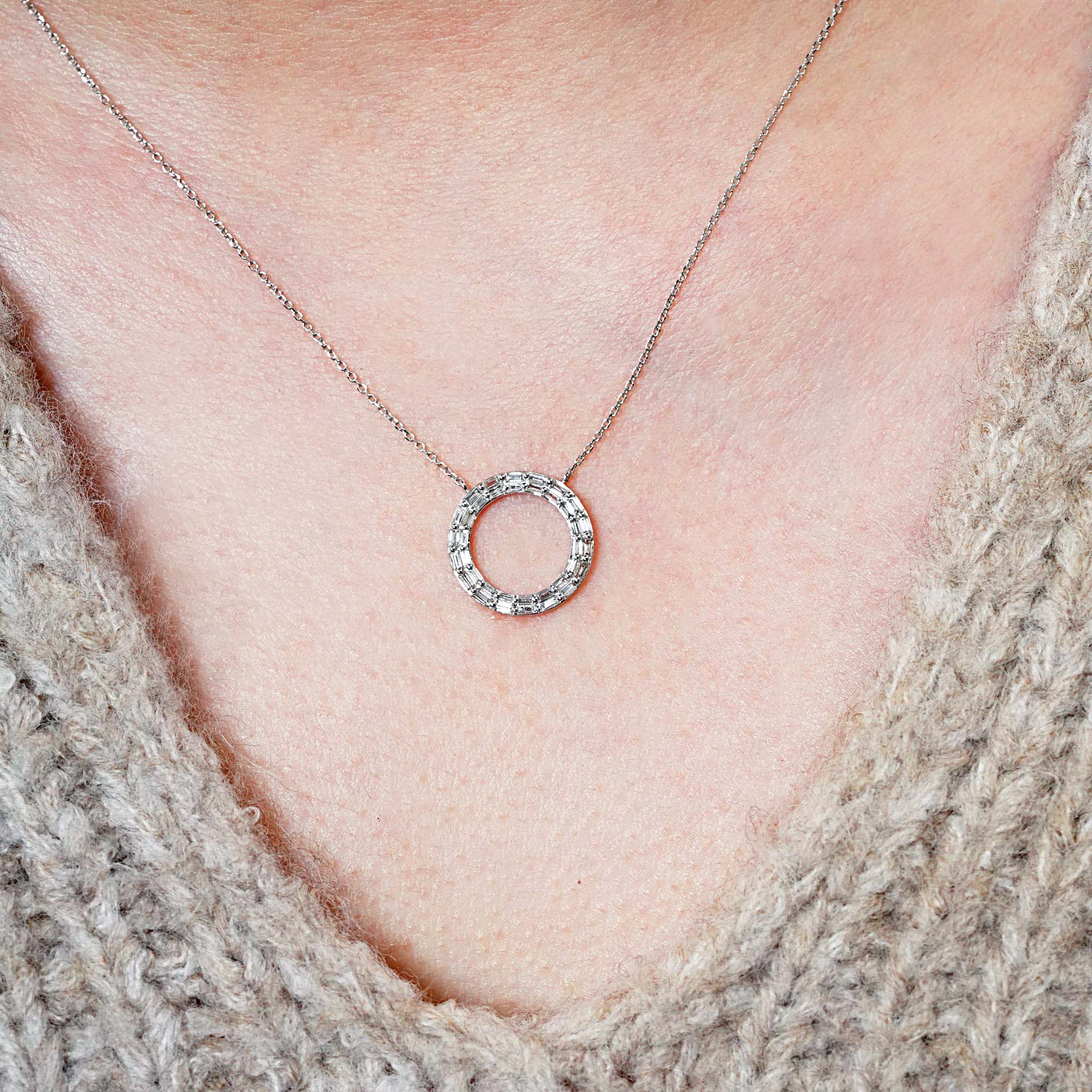 ラウンドハロー バゲット ダイヤモンドペンダント – K18WG、0.50カラット