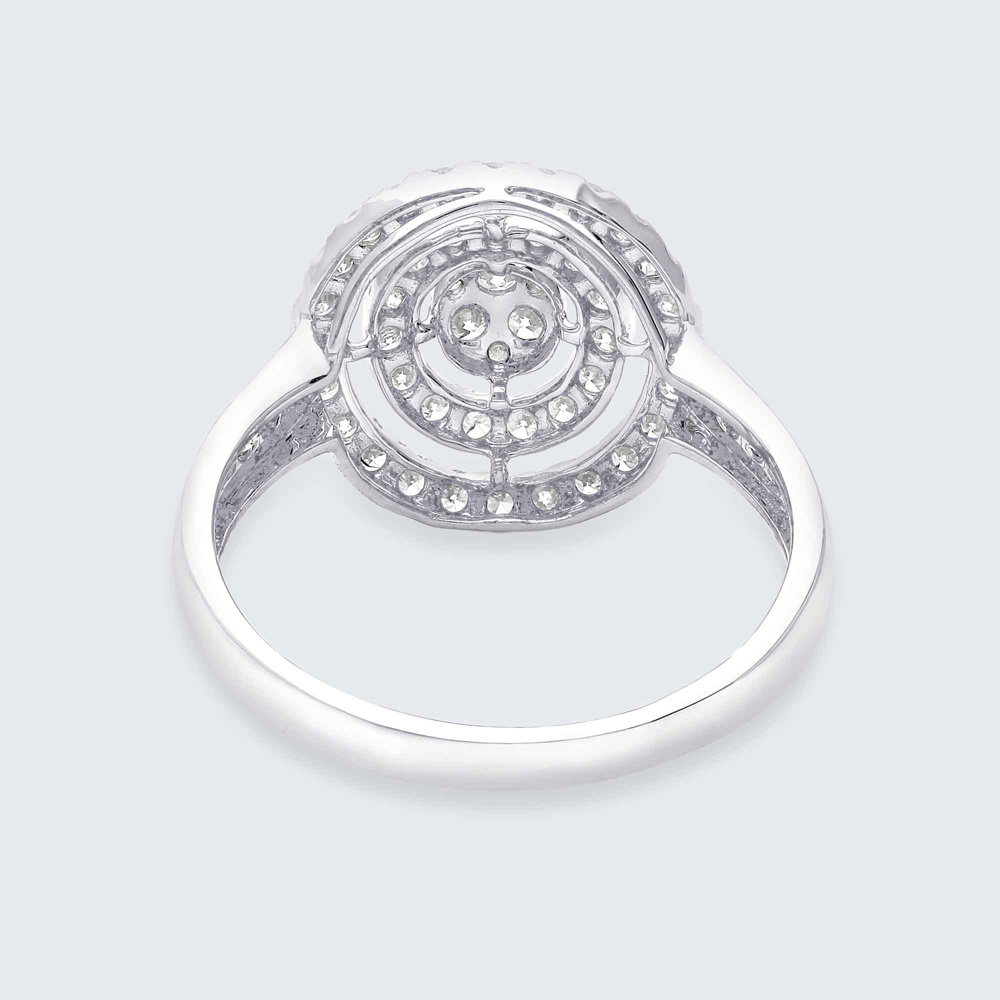 ラウンドハローダイヤモンドリング – K18WG、0.50カラット