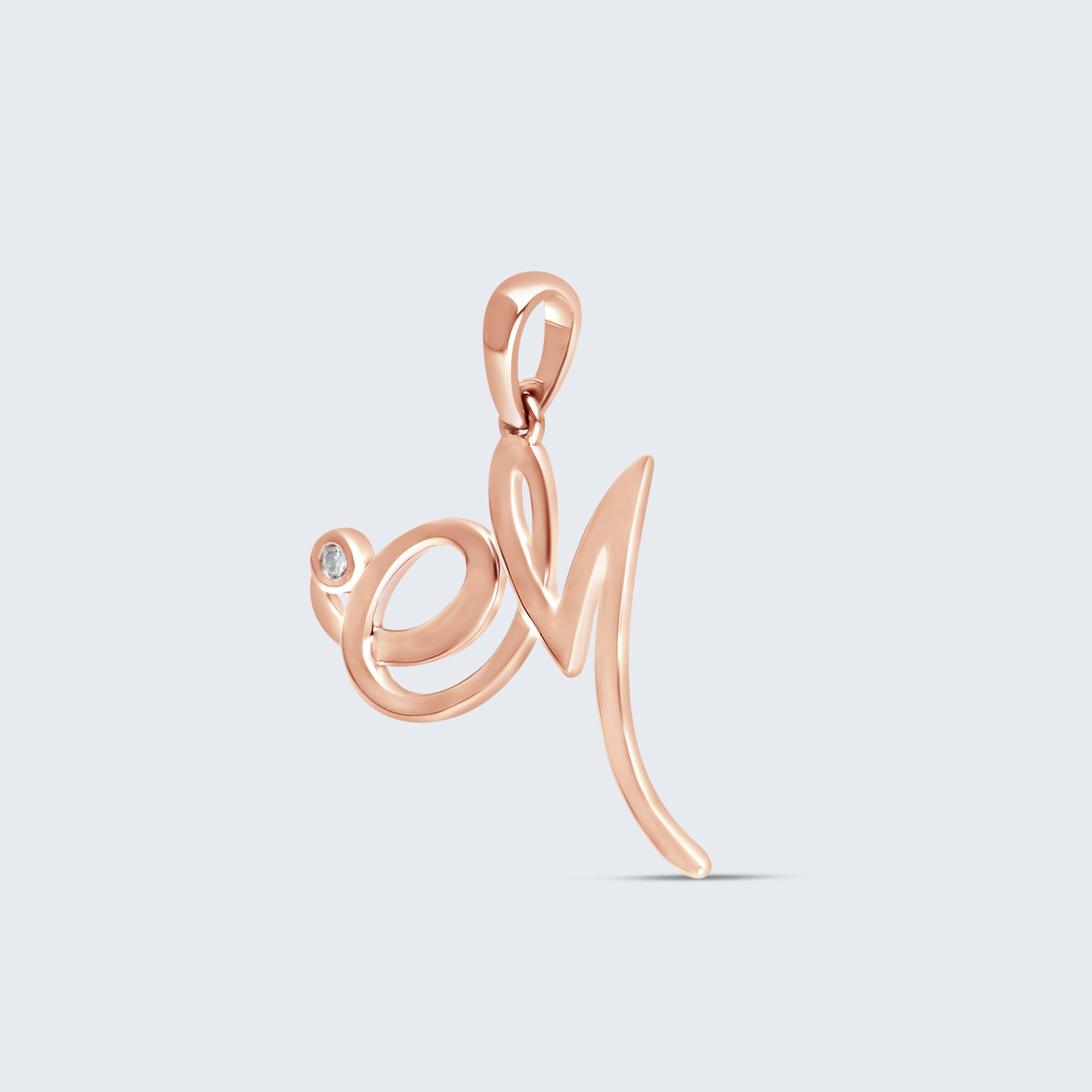 K18 イニシャルペンダント「M」 – 0.01ct ダイヤモンド(チェーンオプションあり)