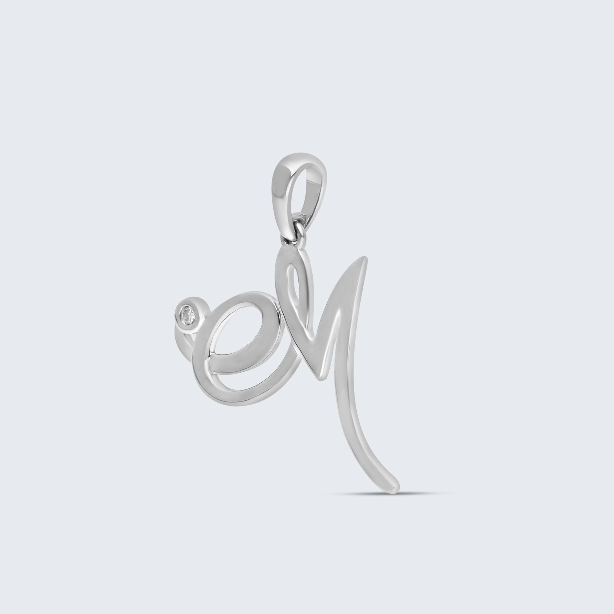 K18 イニシャルペンダント「M」 – 0.01ct ダイヤモンド(チェーンオプションあり)