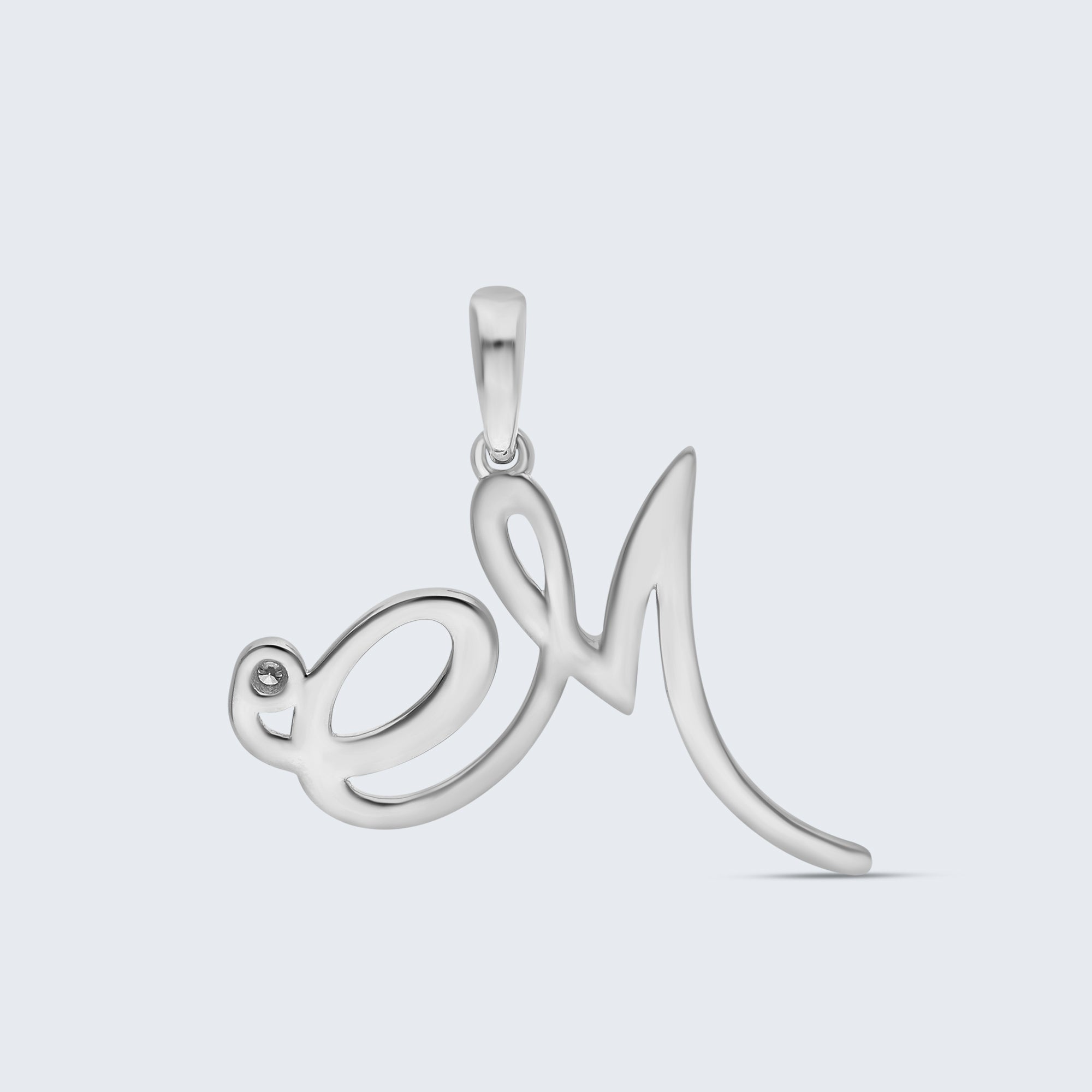 K18 イニシャルペンダント「M」 – 0.01ct ダイヤモンド(チェーンオプションあり)