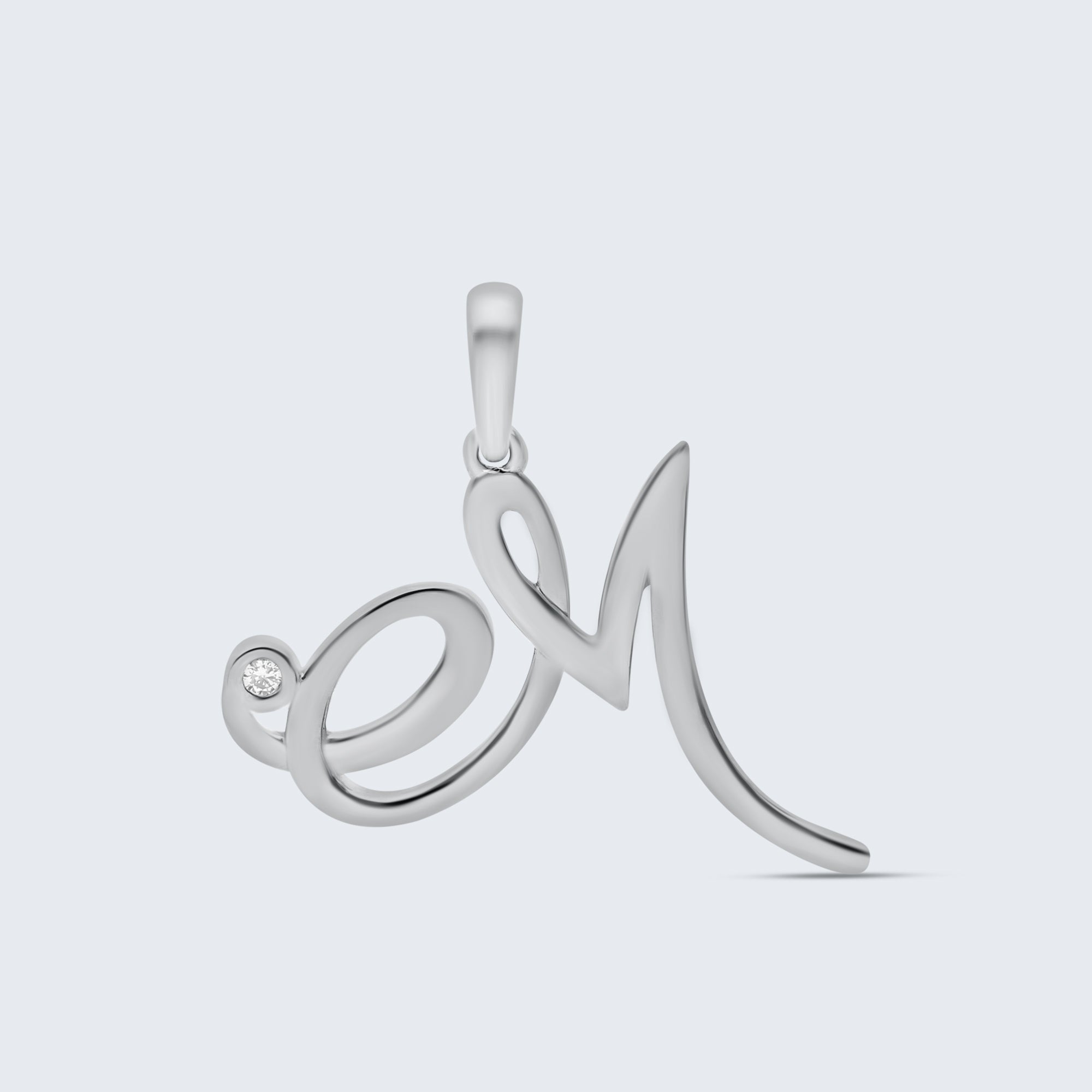 K18 イニシャルペンダント「M」 – 0.01ct ダイヤモンド(チェーンオプションあり)