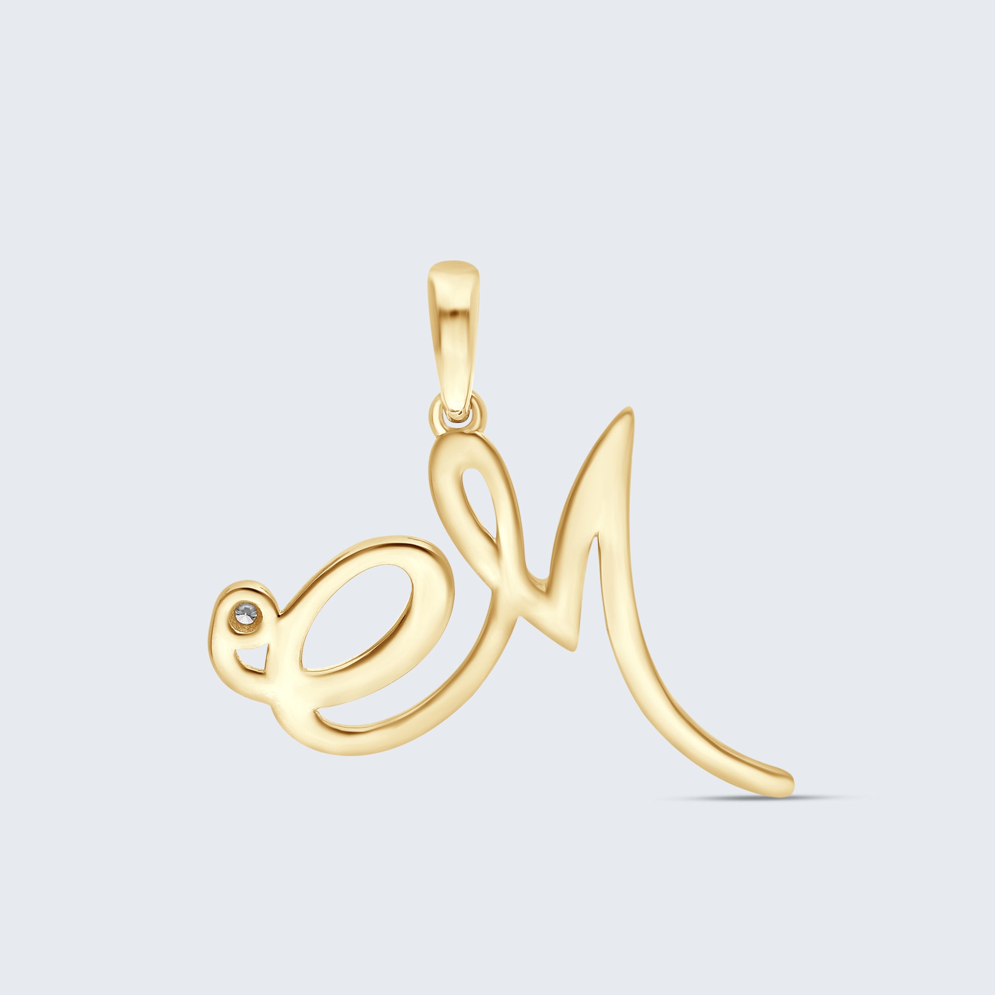 K18 イニシャルペンダント「M」 – 0.01ct ダイヤモンド(チェーンオプションあり)