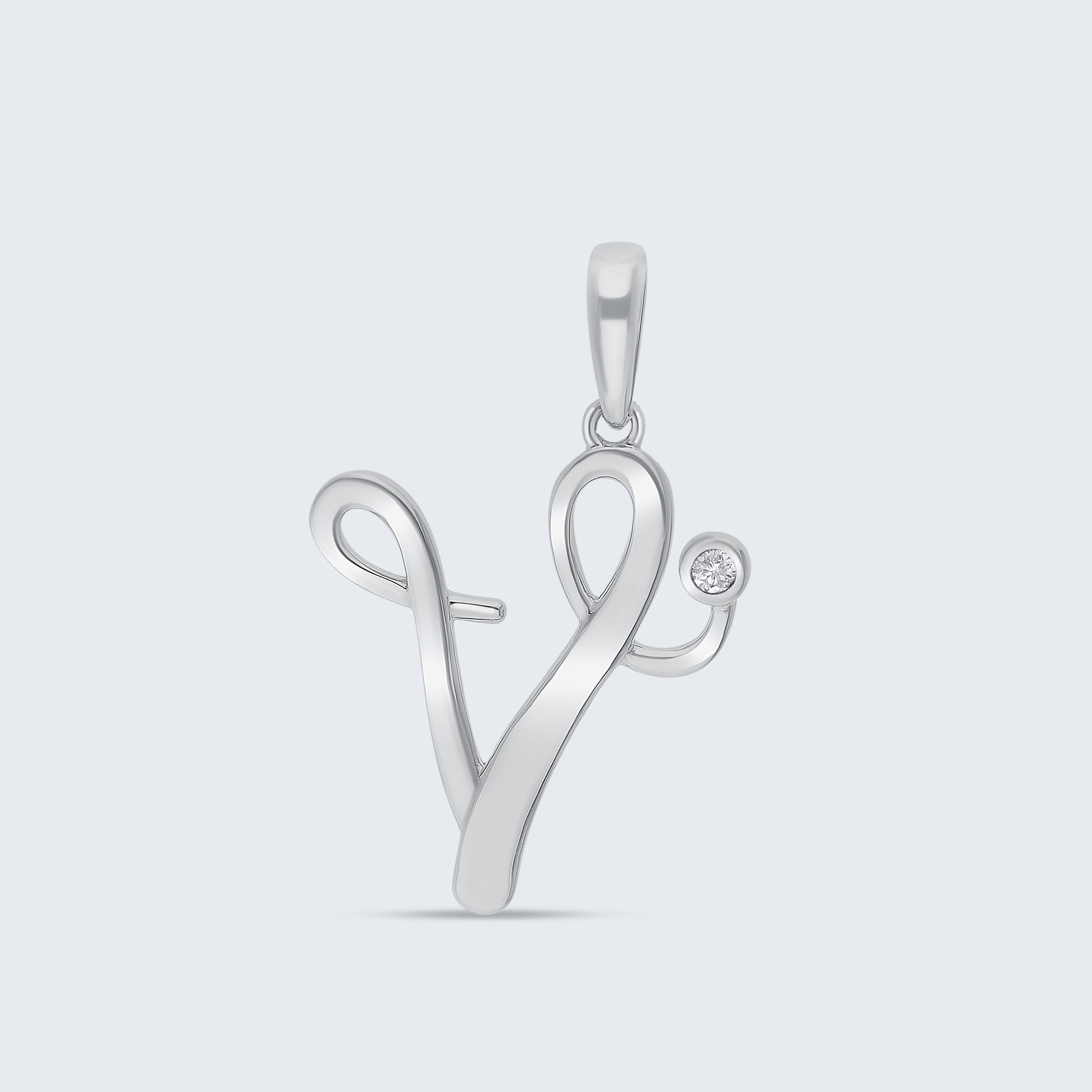 K18 イニシャルペンダント「V」 – 0.01ct ダイヤモンド(チェーンはオプション)