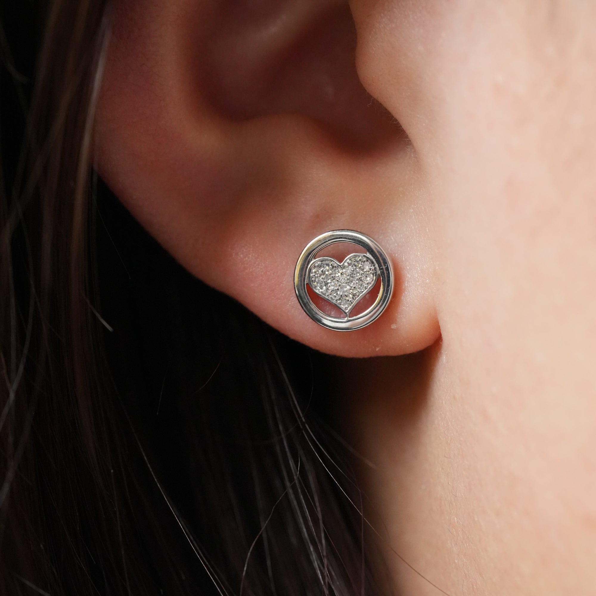 ダイヤモンド ハート スタッド ピアス – 18Kホワイトゴールド、0.10カラット