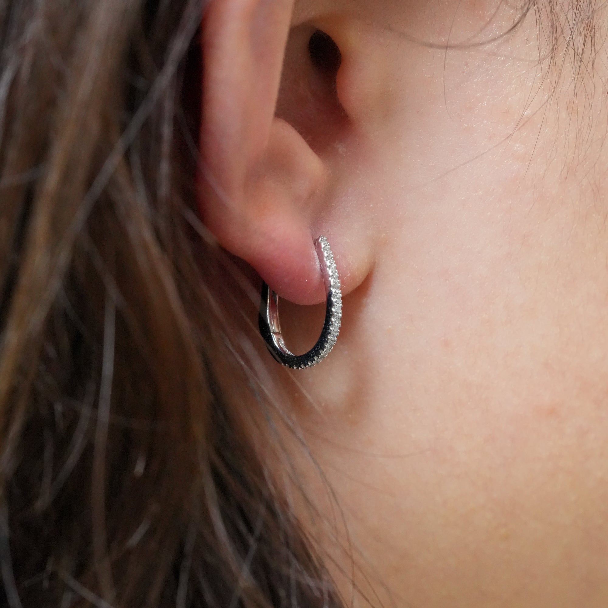 ダイヤモンドフープピアス – 18Kホワイトゴールド、0.14カラット