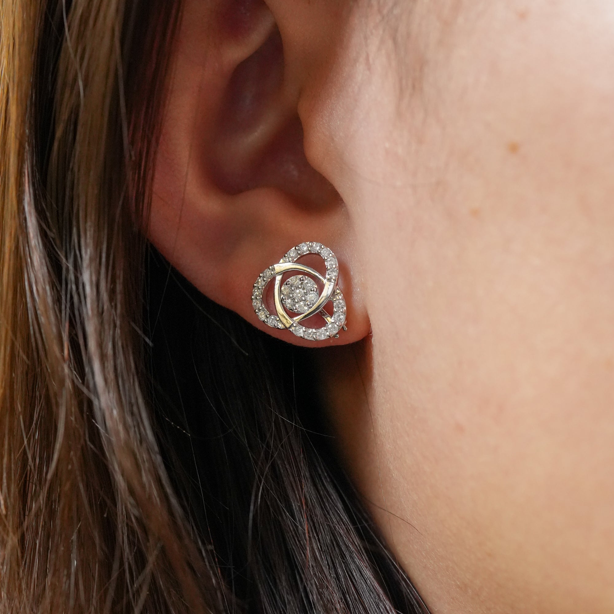 フラワーモチーフ ダイヤモンド ピアス – 18Kホワイトゴールド、0.50カラット