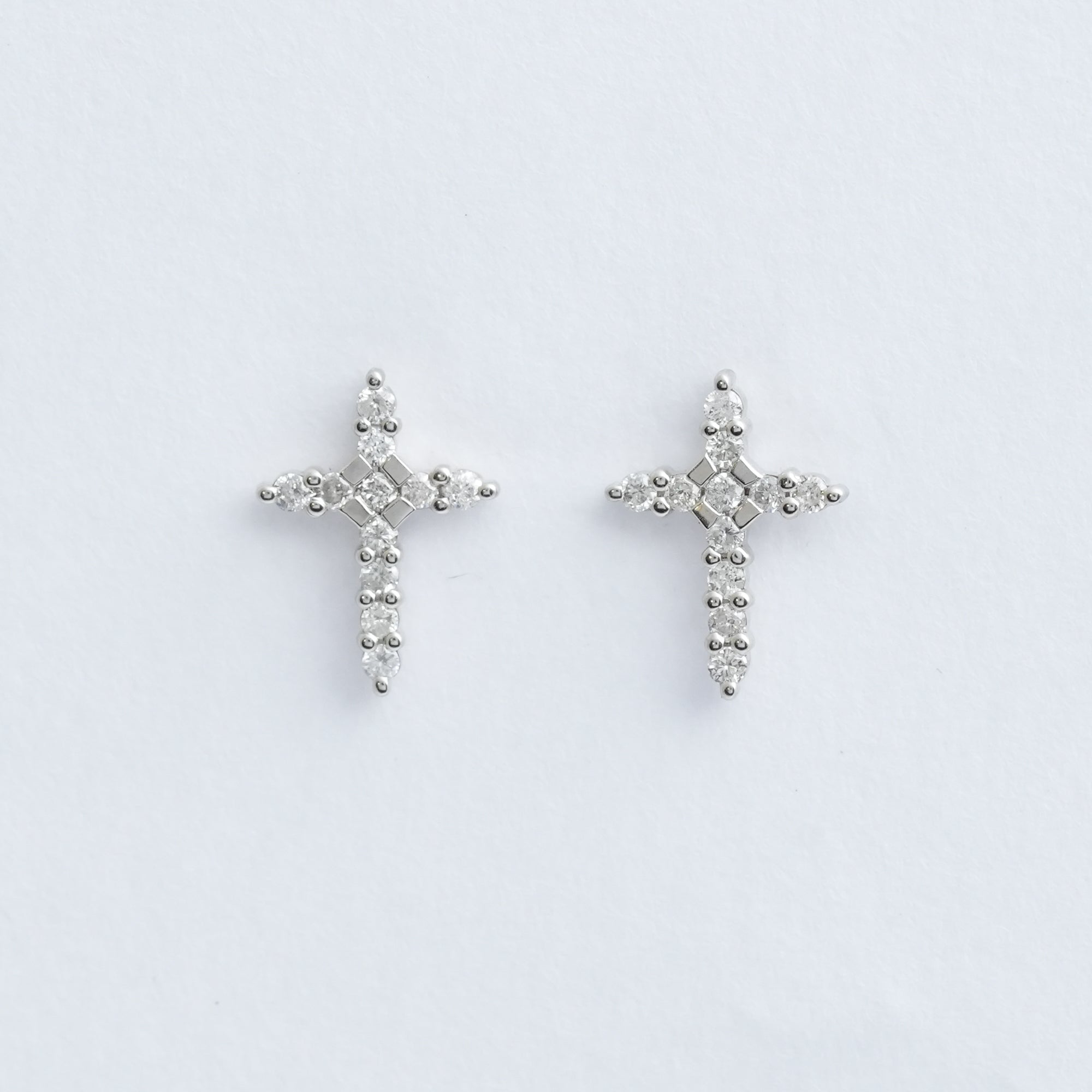 クロス ダイヤモンド ピアス – 18Kホワイトゴールド、0.20カラット