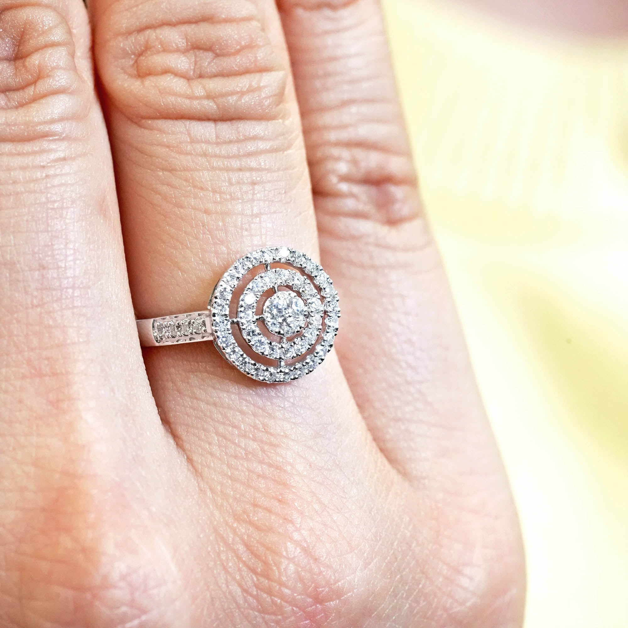 ラウンドハローダイヤモンドリング – K18WG、0.50カラット