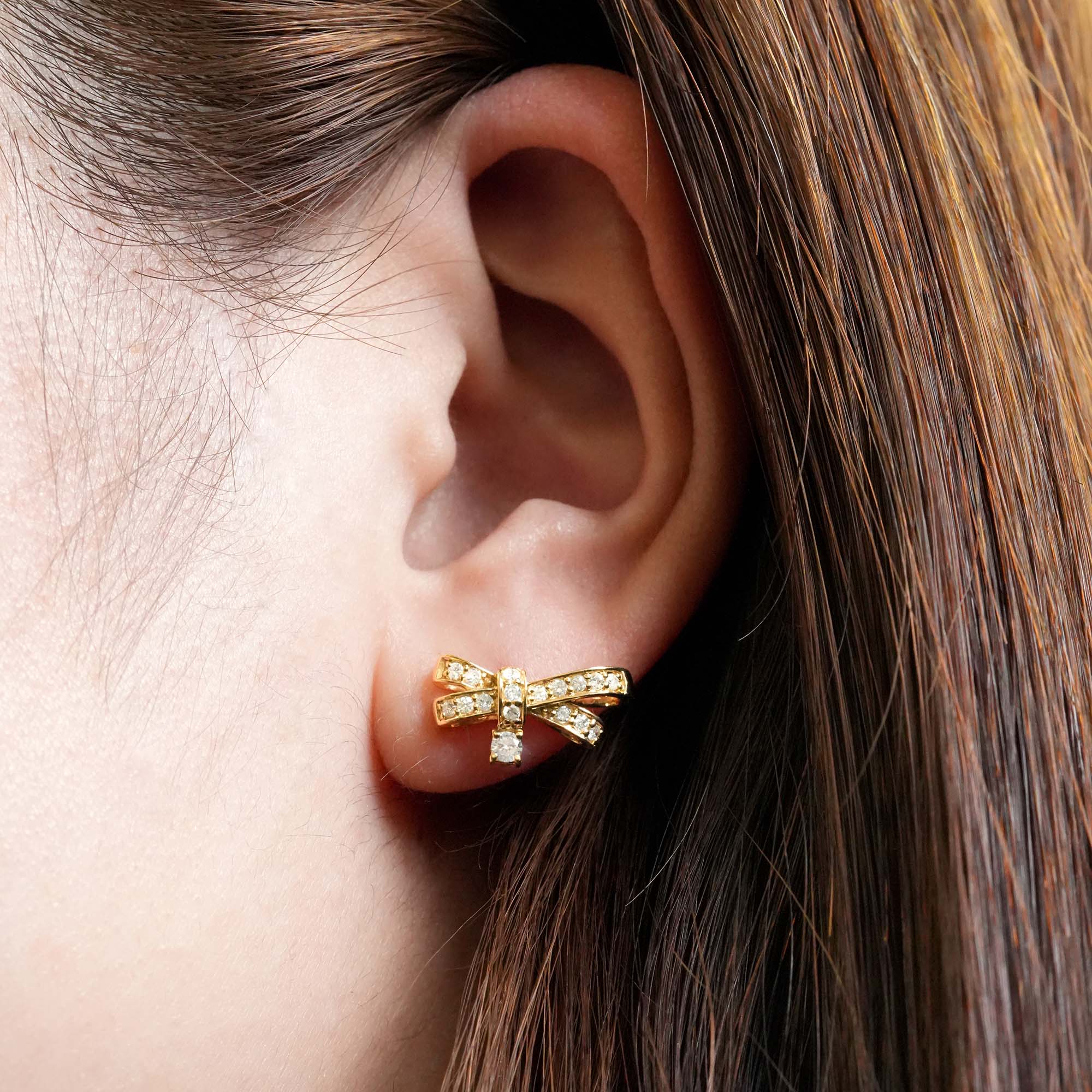 リボンダイヤモンドピアス – 18Kホワイトゴールド/イエローゴールド、0.42カラット