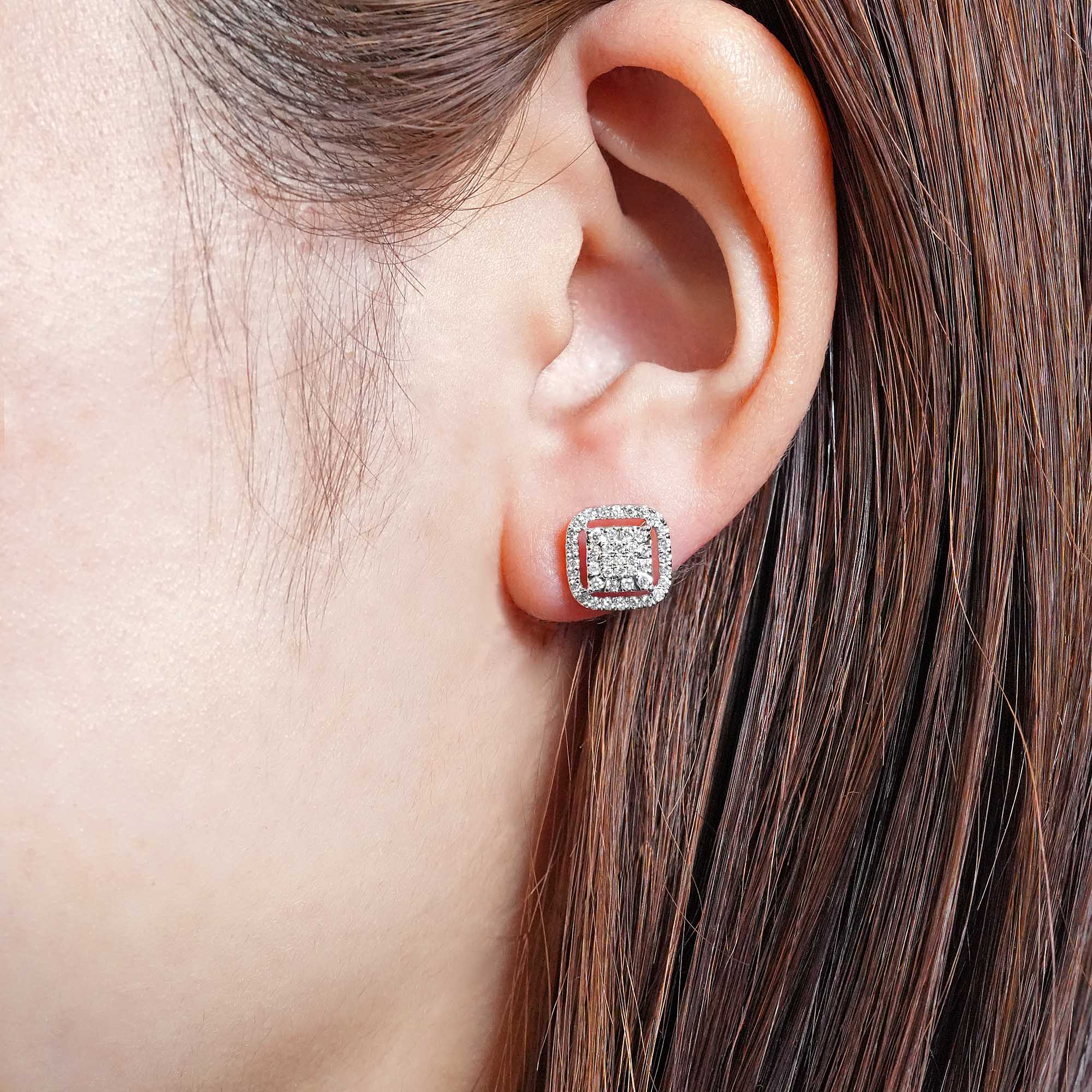 スクエアダイヤモンドピアス – PT900、0.25カラット