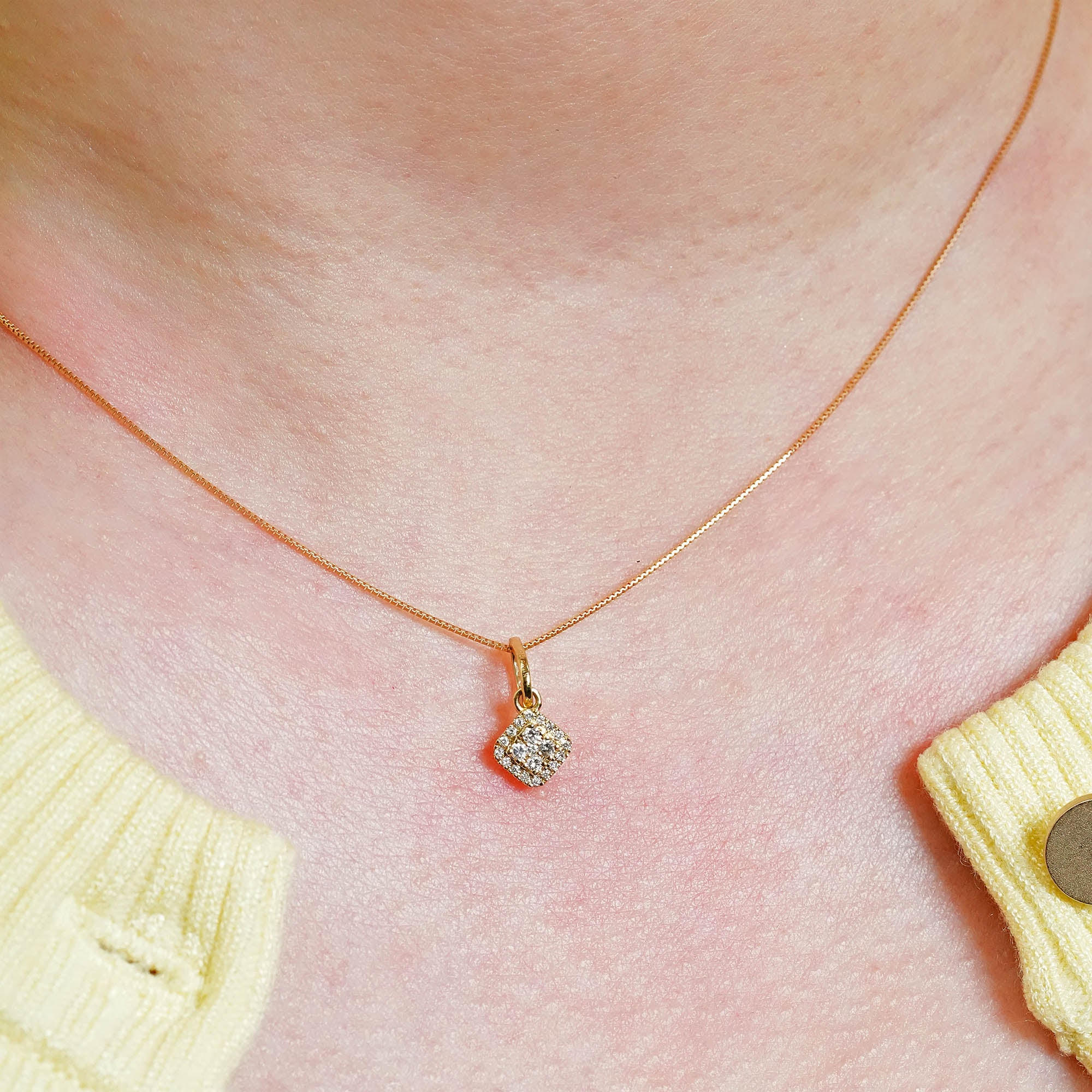 スクエア ダイヤモンドペンダントヘッド – K18YG、0.10カラット(チェーンはオプション)