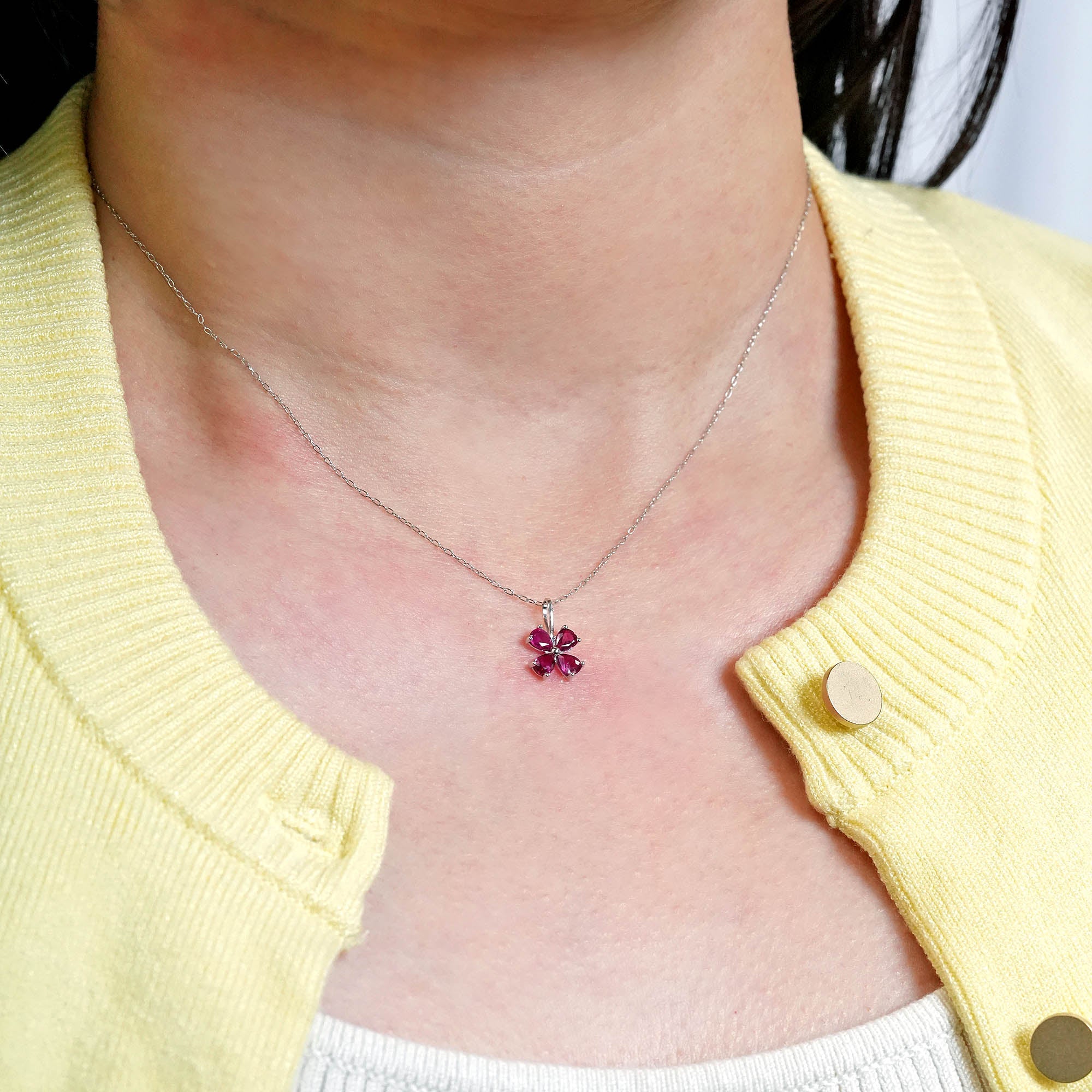 ルビー ペンダントヘッド – K18WG、0.65カラット(チェーンはオプション)