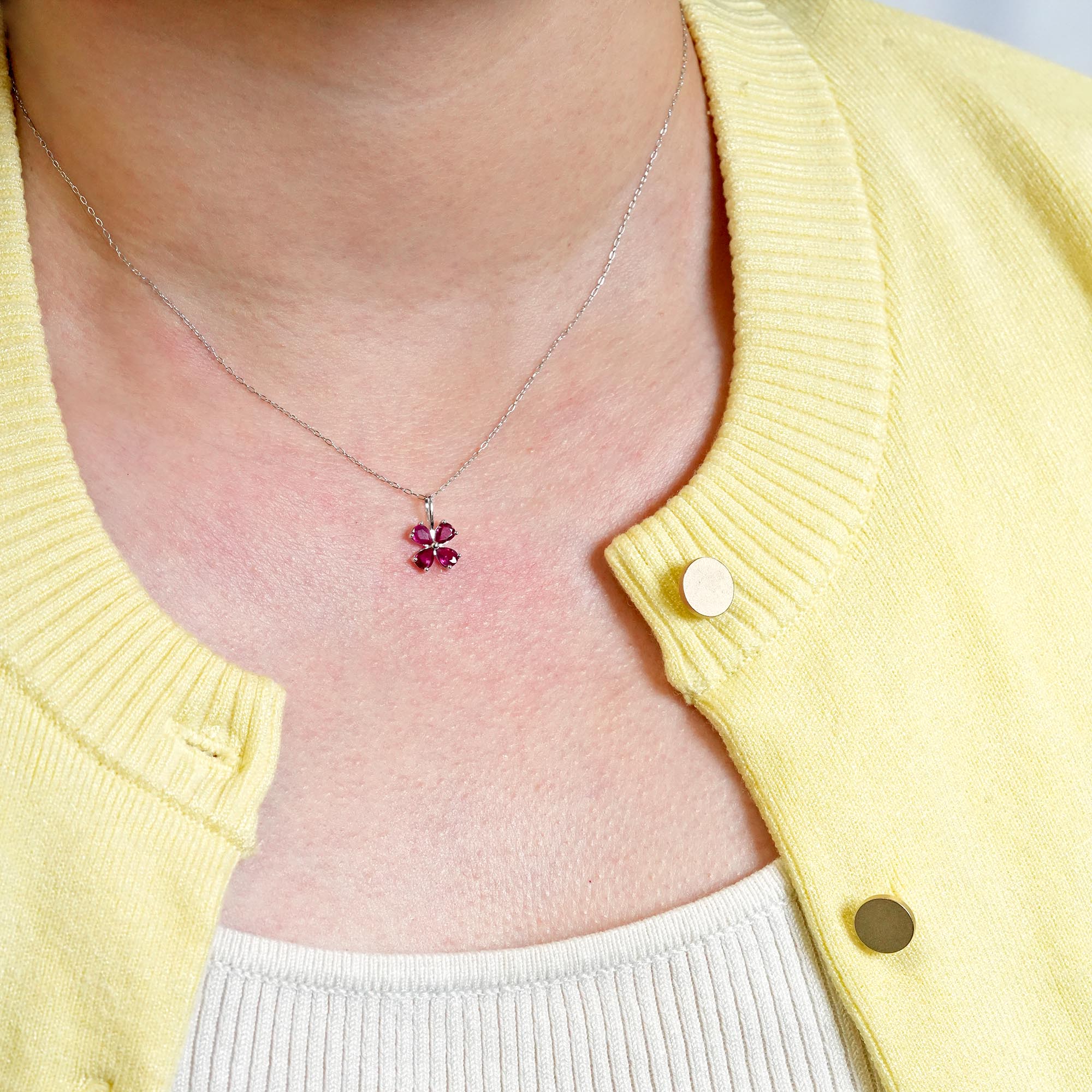 ルビー ペンダントヘッド – K18WG、0.65カラット(チェーンはオプション)