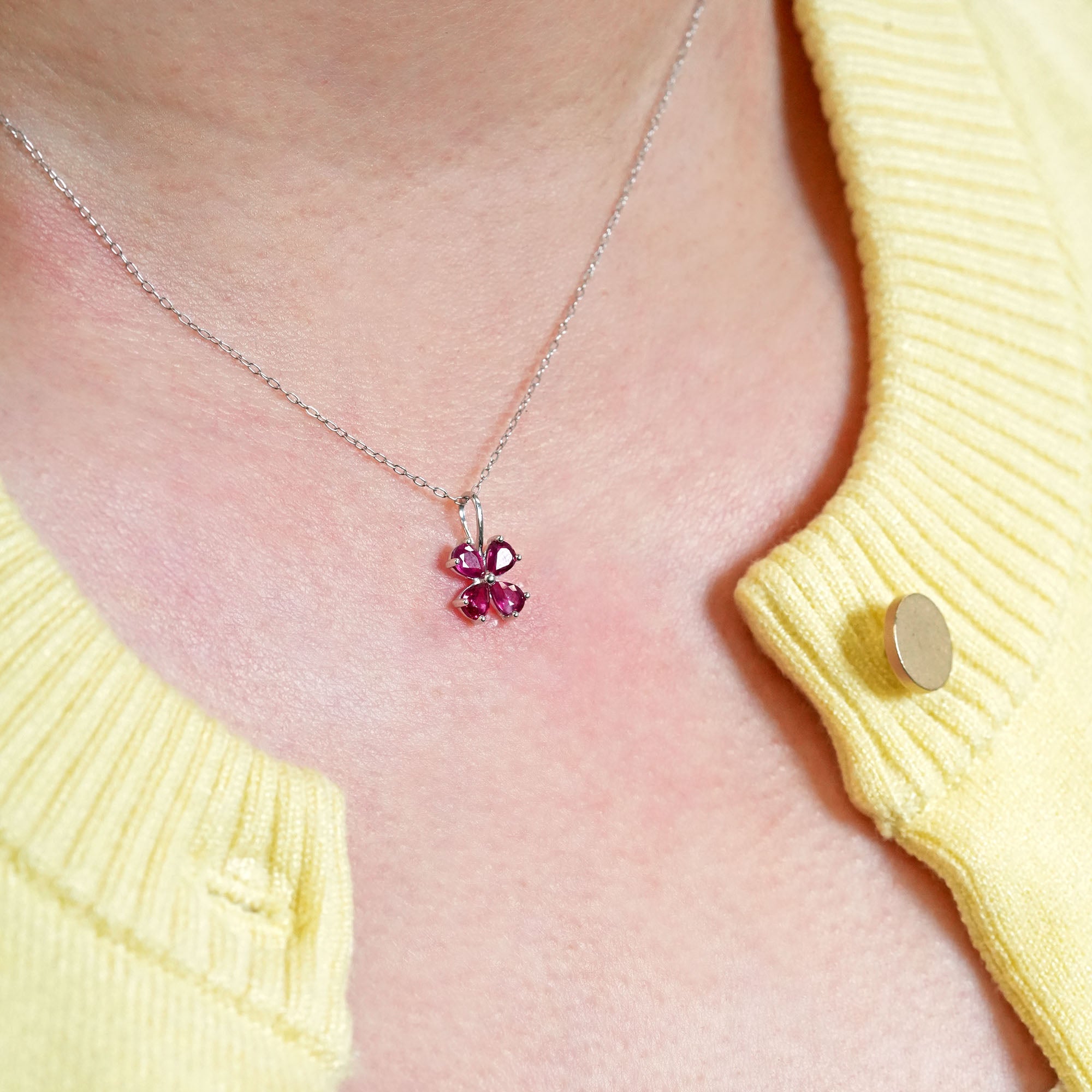 ルビー ペンダントヘッド – K18WG、0.65カラット(チェーンはオプション)