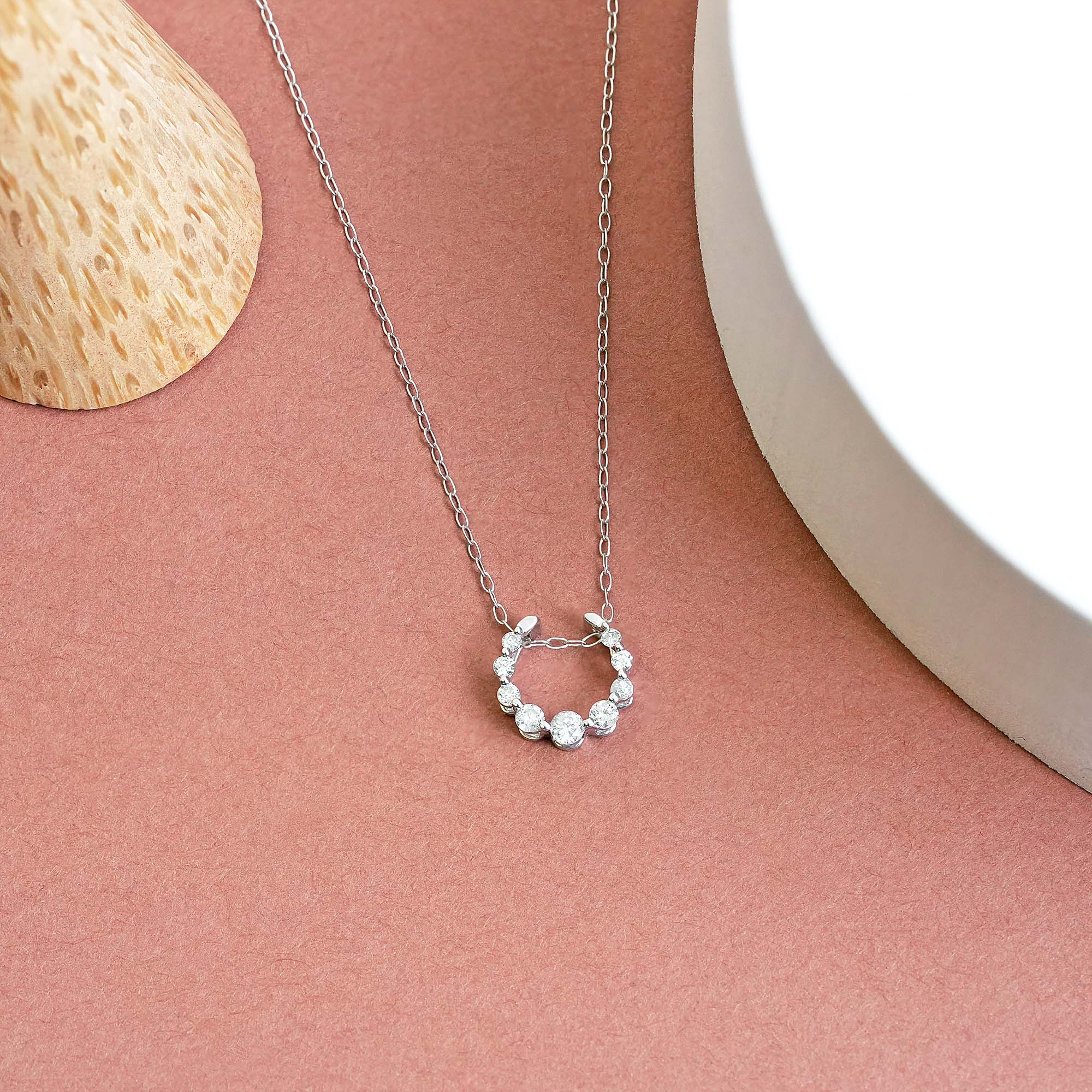 ホースシュー ダイヤモンドペンダント – K18WG、0.15カラット