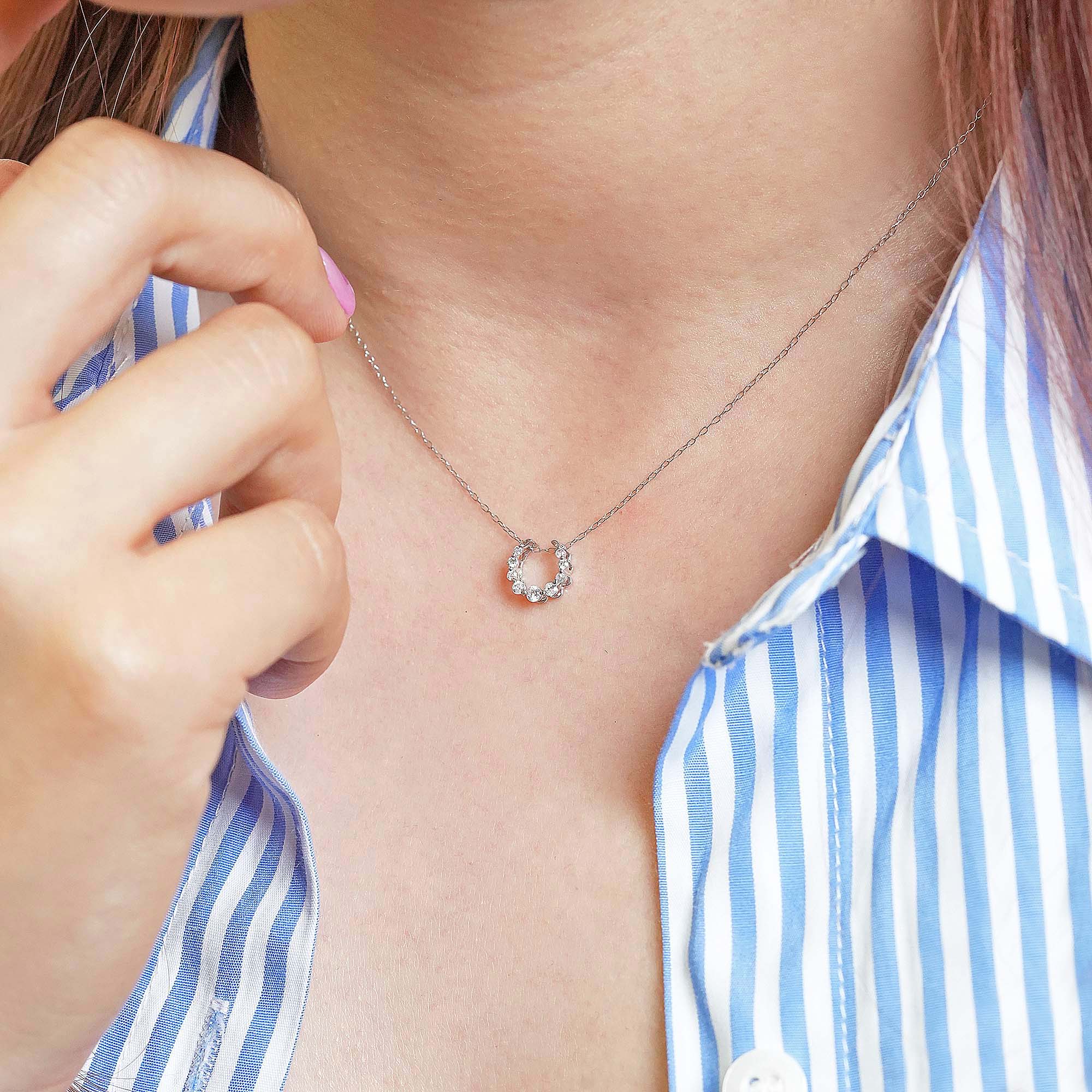 ホースシュー ダイヤモンドペンダント – K18WG、0.15カラット