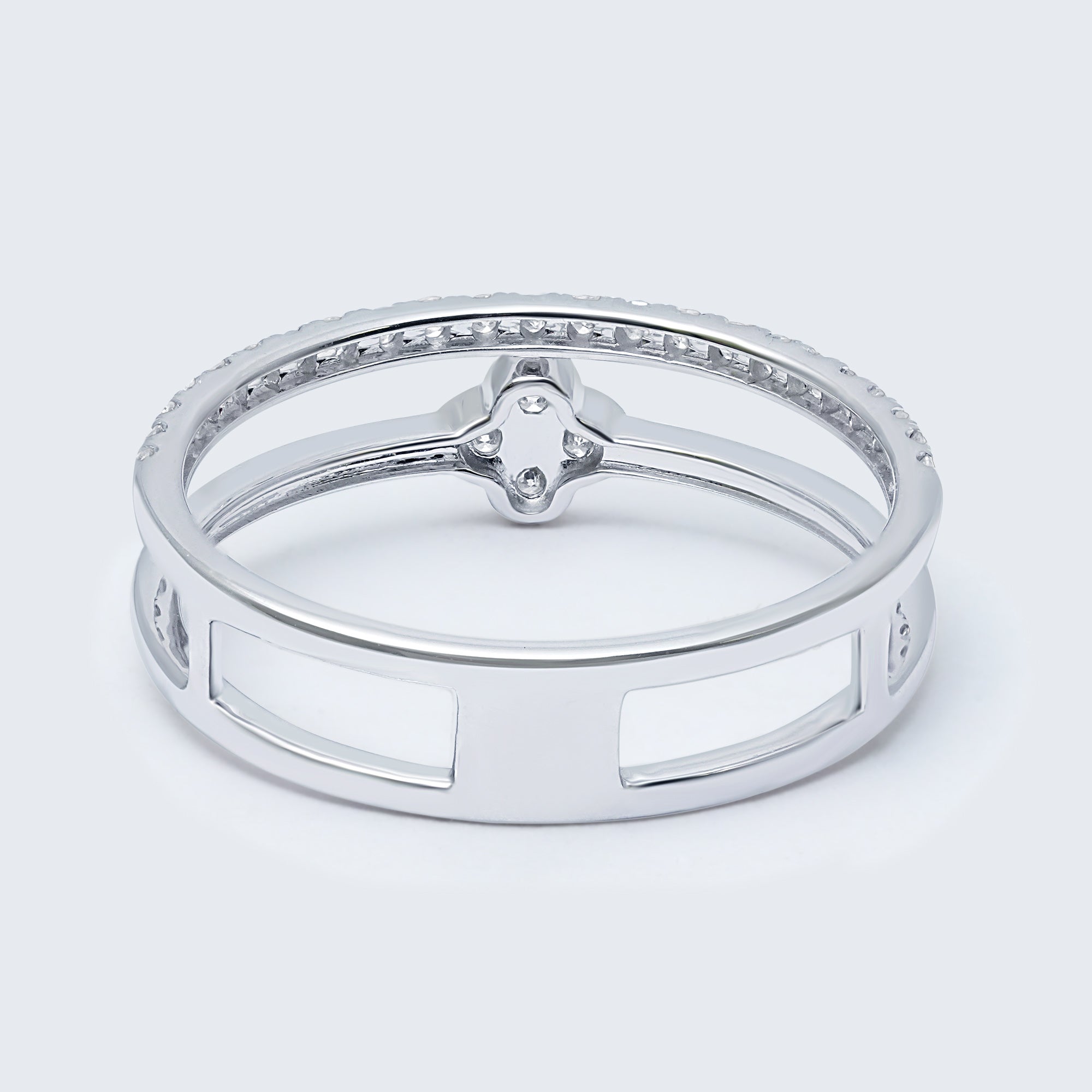 クローバーエタニティダイヤモンドリング – K18WG、0.22カラット