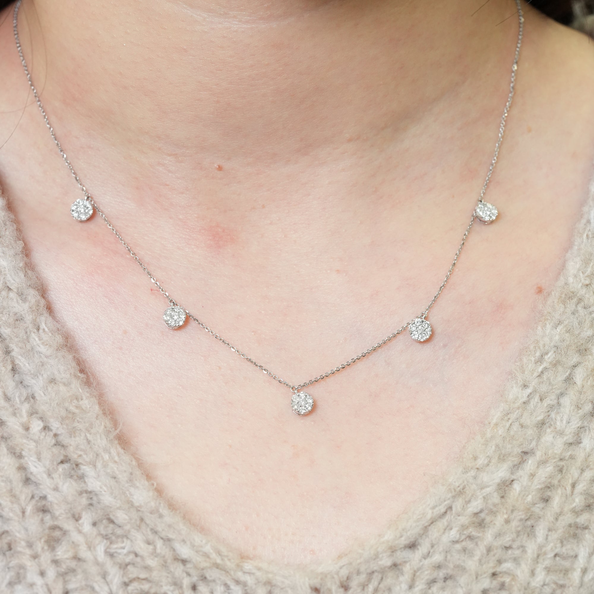 ダイヤモンドステーションネックレス – K18WG、0.70カラット