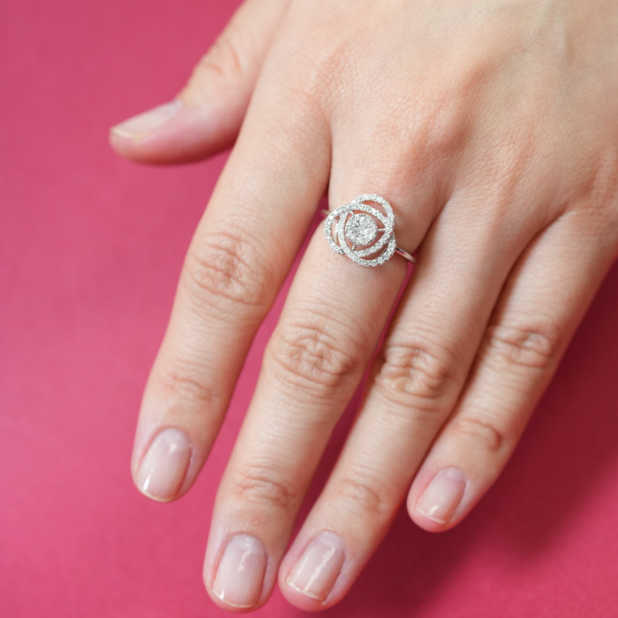 フラワーモチーフ ダイヤモンド リング – K18WG、0.50ct