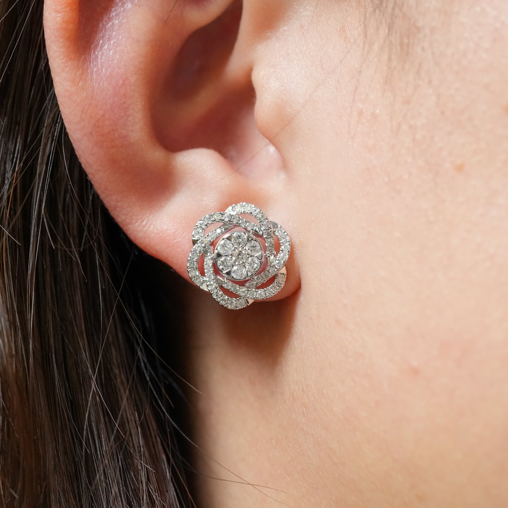 フラワーモチーフ ダイヤモンド ピアス – 18Kホワイトゴールド、1.0カラット