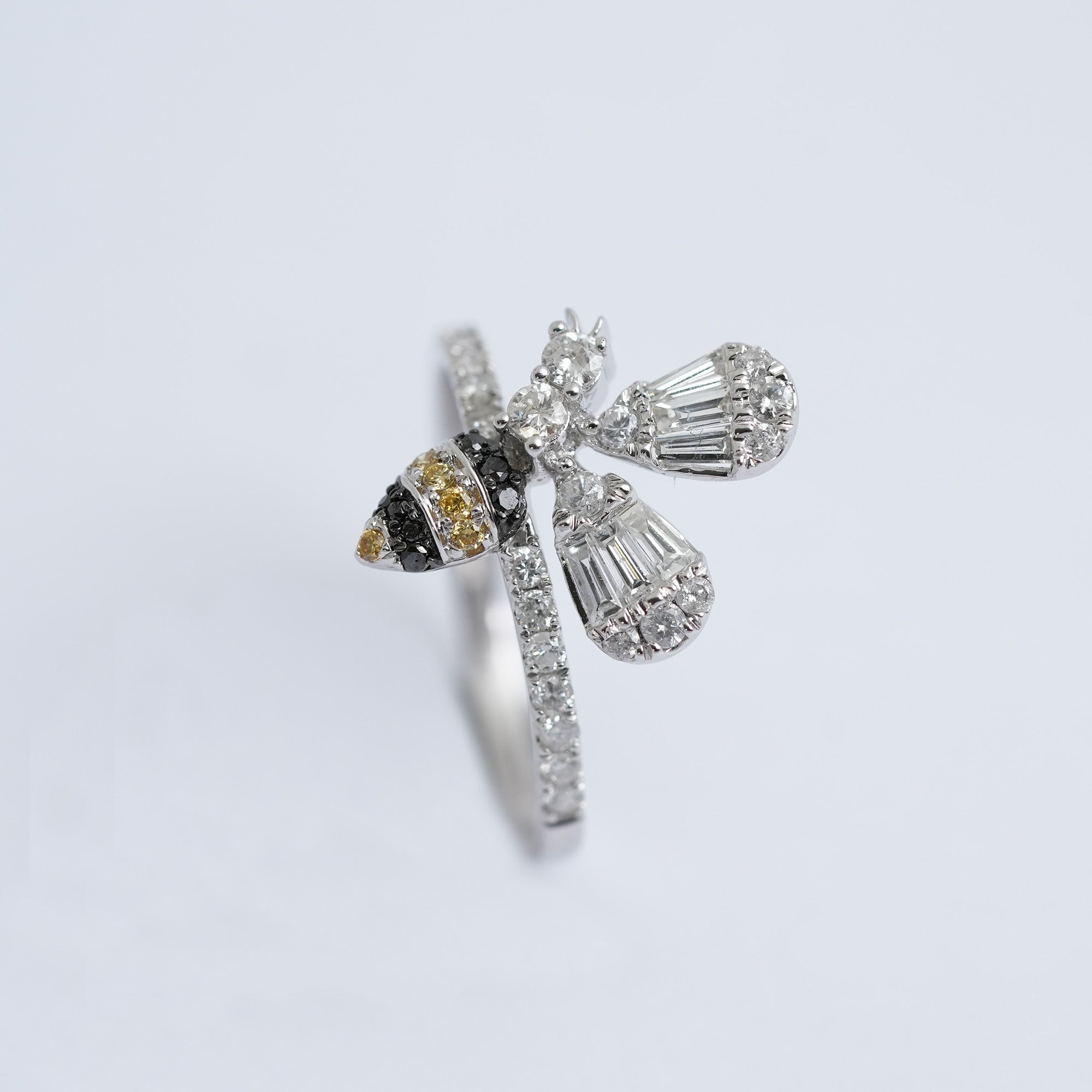 ビー ダイヤモンド リング – K18WG、0.70ct