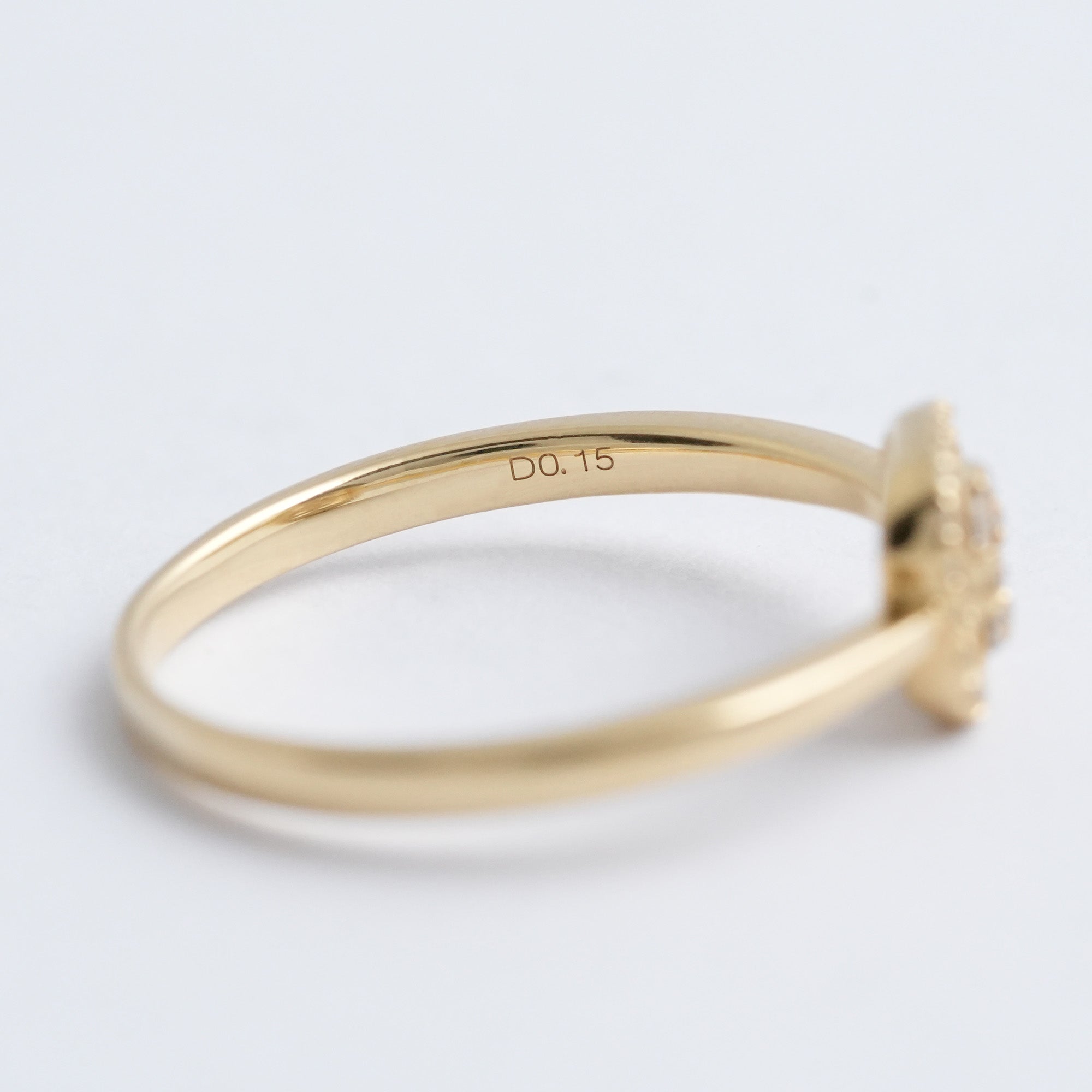 スクエアダイヤモンドリング – K18YG、0.15カラット