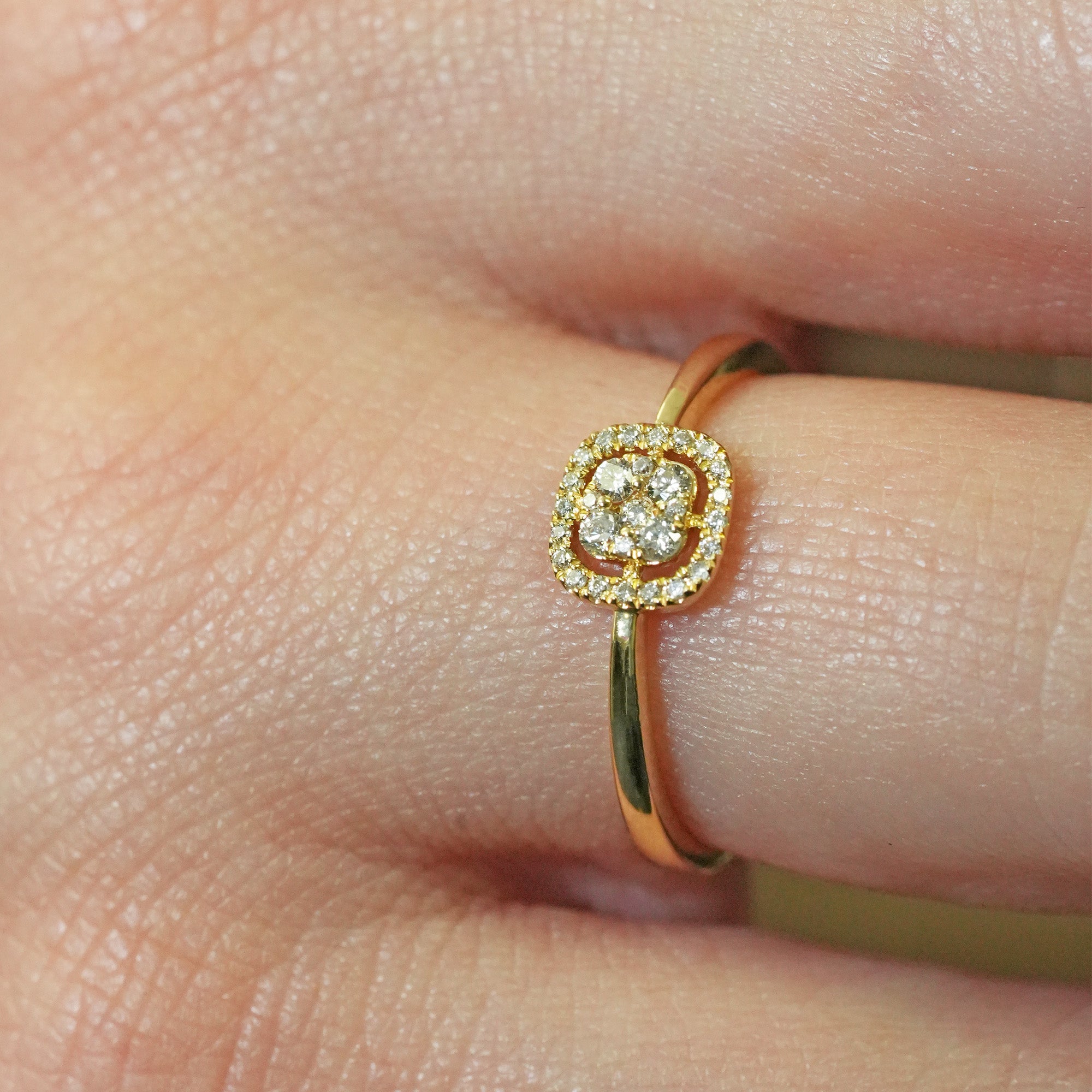 スクエアダイヤモンドリング – K18YG、0.15カラット