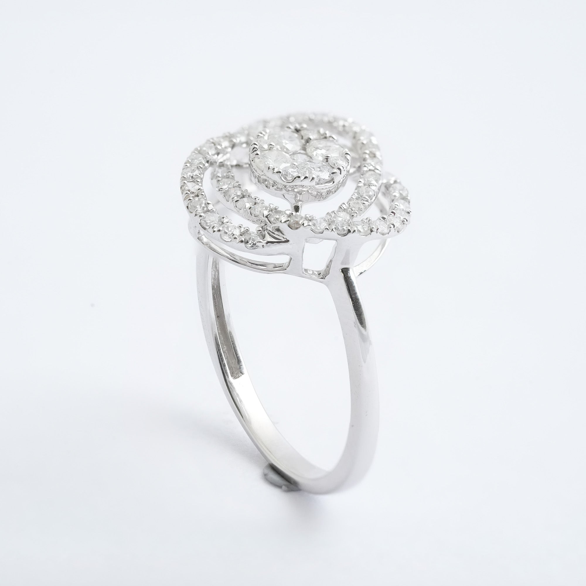 フラワーモチーフ ダイヤモンド リング – K18WG、0.50ct
