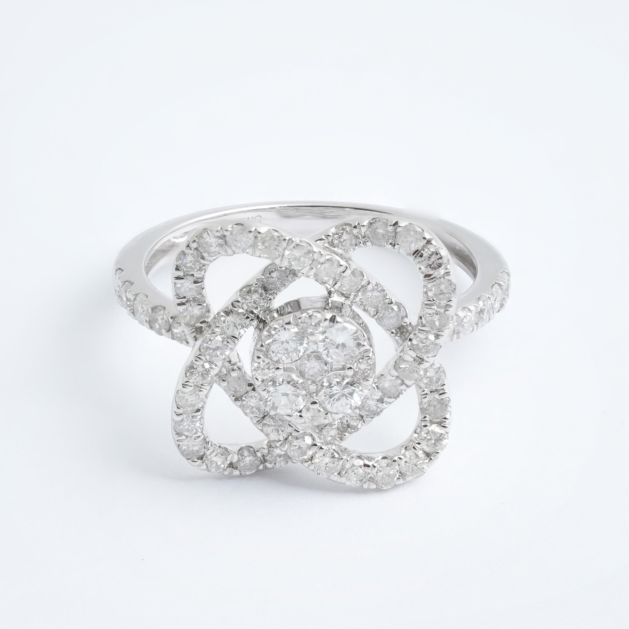 フラワーモチーフ ダイヤモンド リング – K18WG、1.0ct