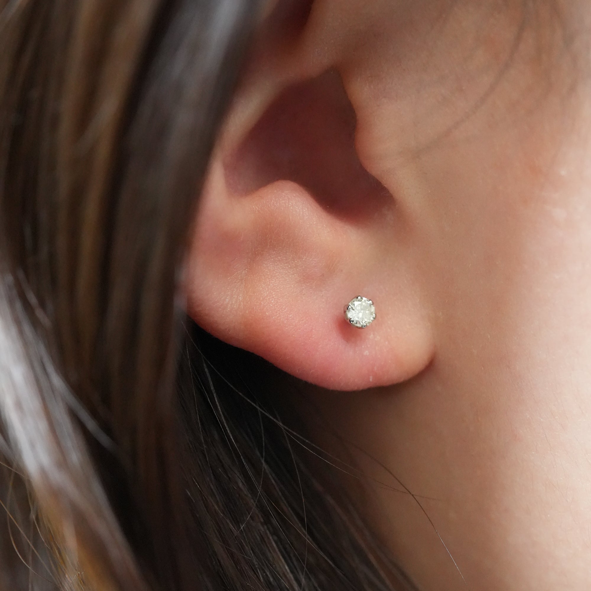 ソリティア スタッド ピアス – PT900、0.20カラット