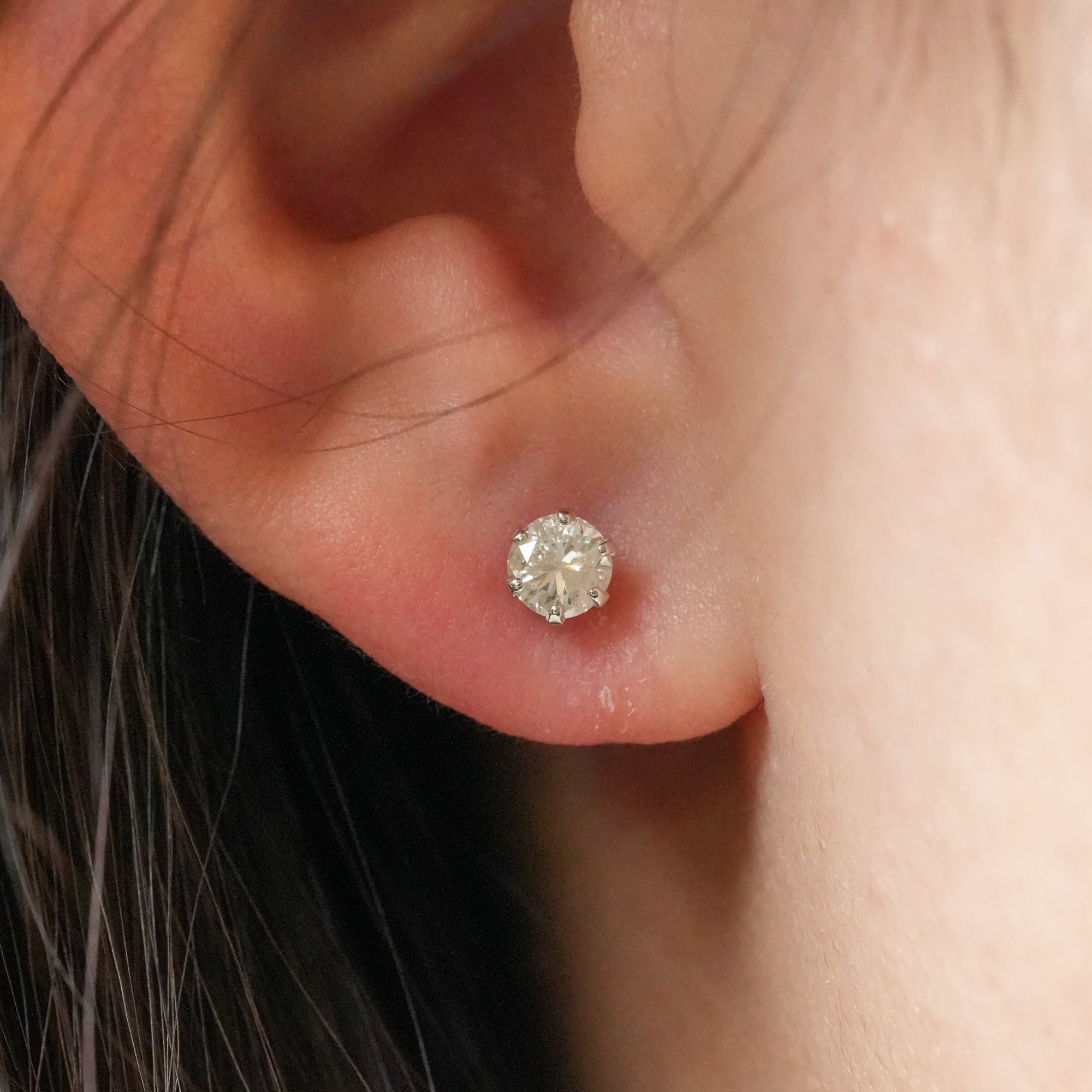 ソリティアスタッドピアス – PT900、0.70カラット