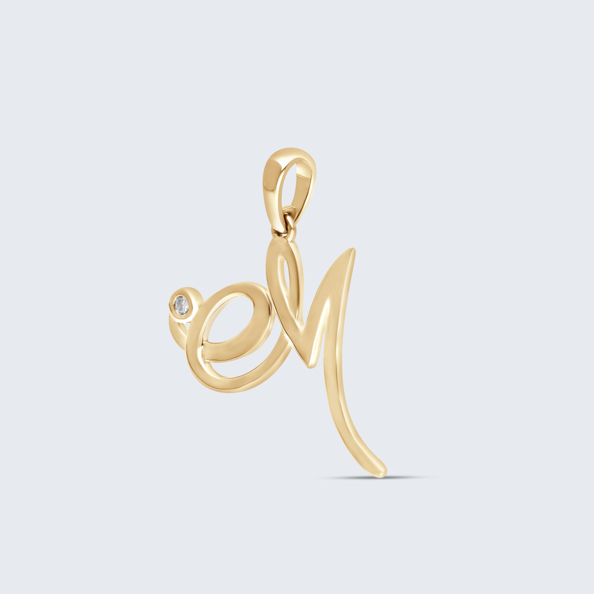K18 イニシャルペンダント「M」 – 0.01ct ダイヤモンド（チェーンオプションあり）