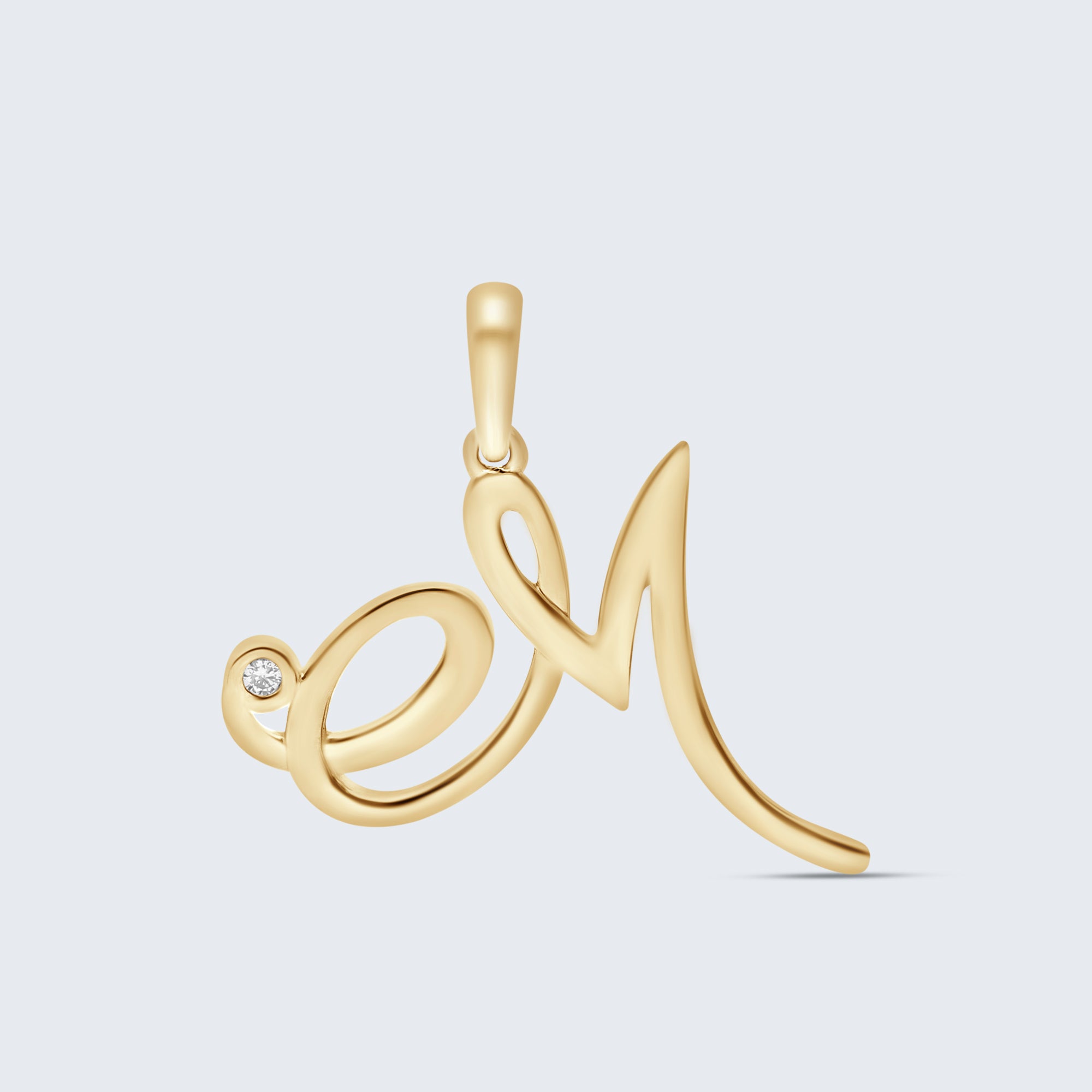 K18 イニシャルペンダント「M」 – 0.01ct ダイヤモンド（チェーンオプションあり）