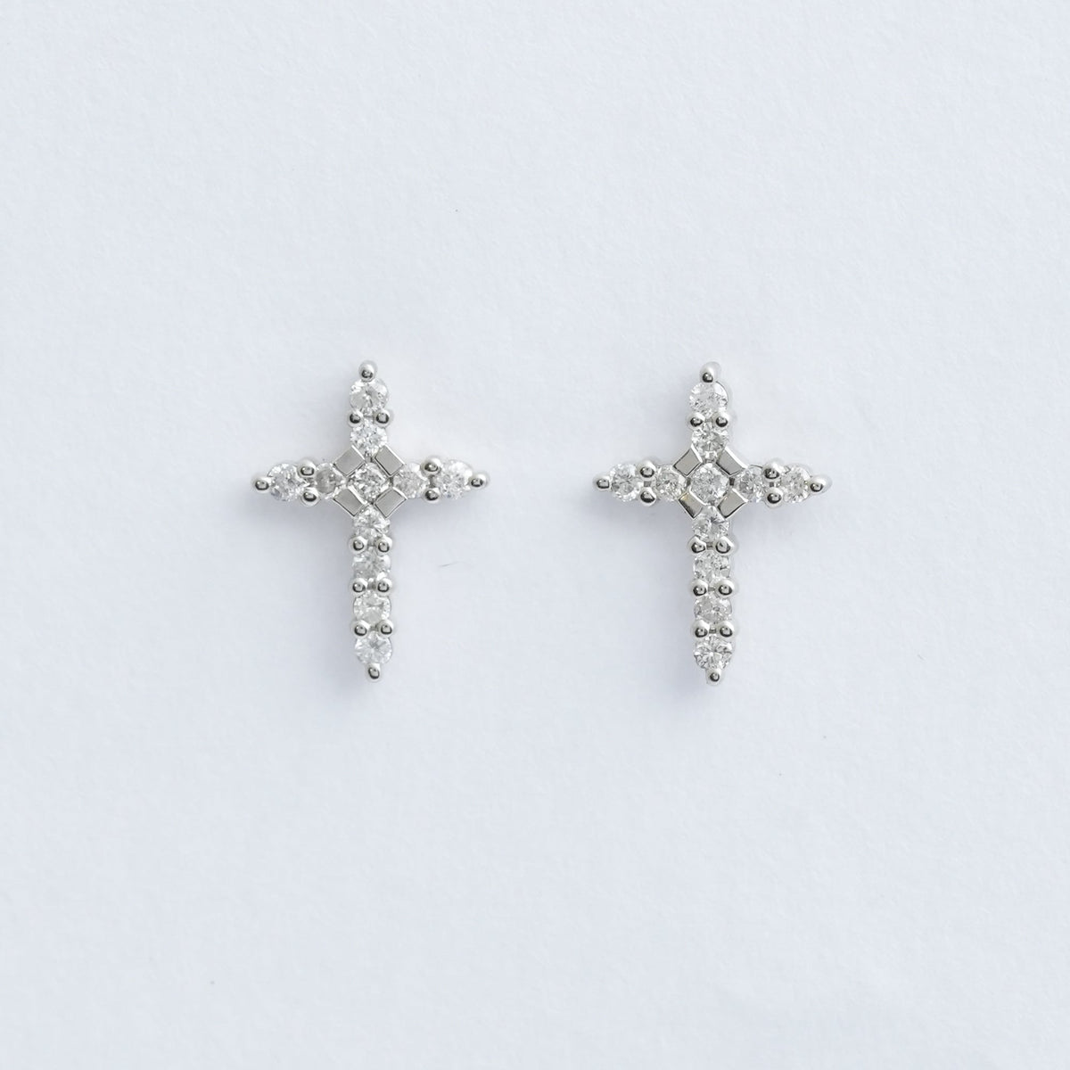 クロス ダイヤモンド ピアス – 18Kホワイトゴールド、0.20カラット